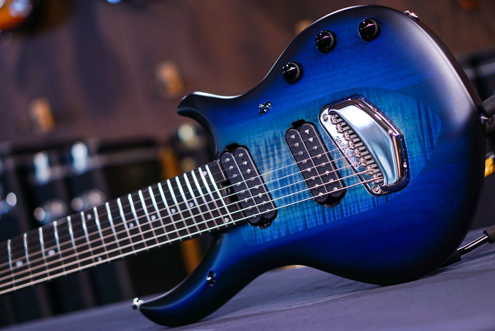 Ernie Ball Music Man MAJESTY 8 BLUE SILK M018462
