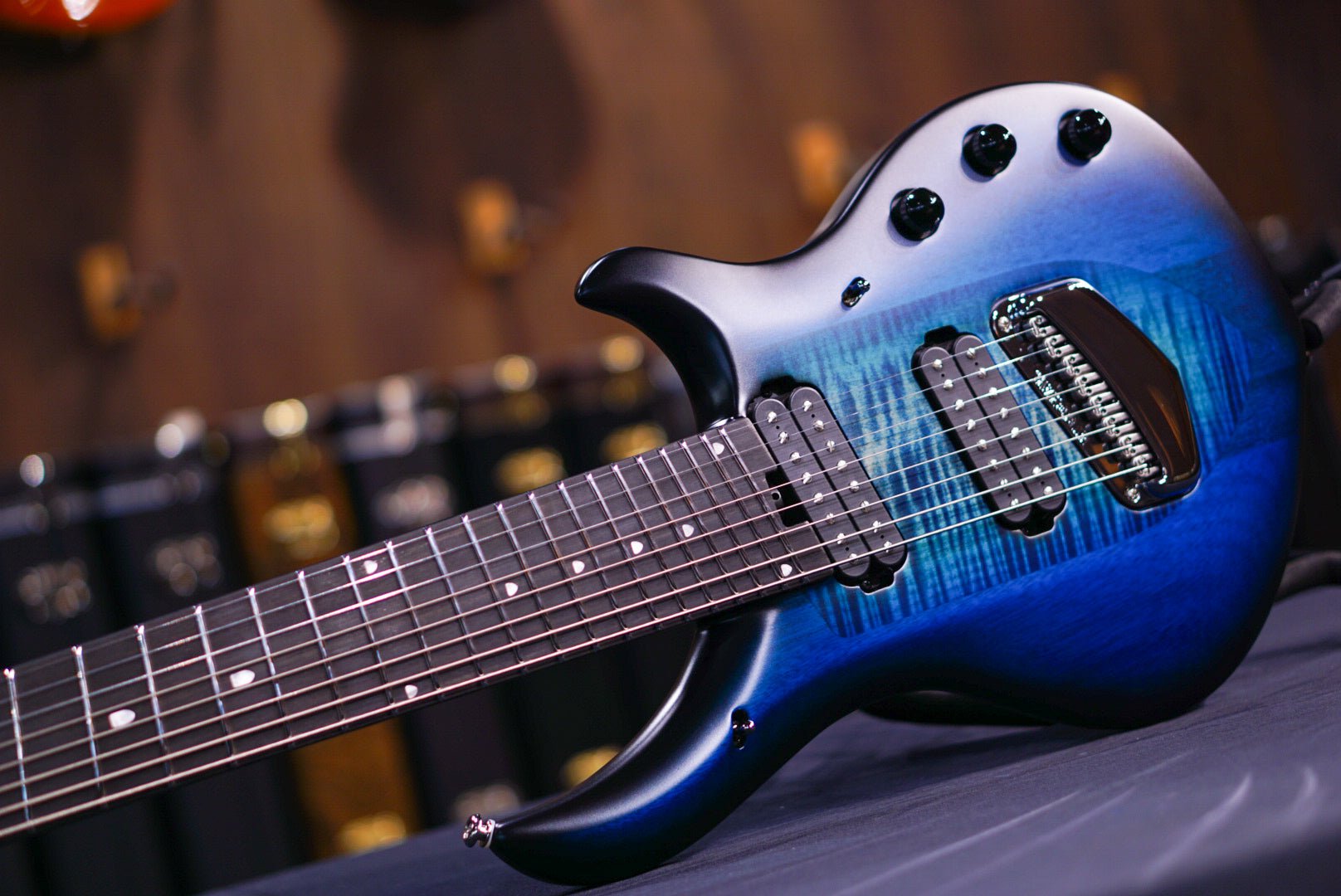 Ernie Ball Music Man MAJESTY 8 BLUE SILK M018462