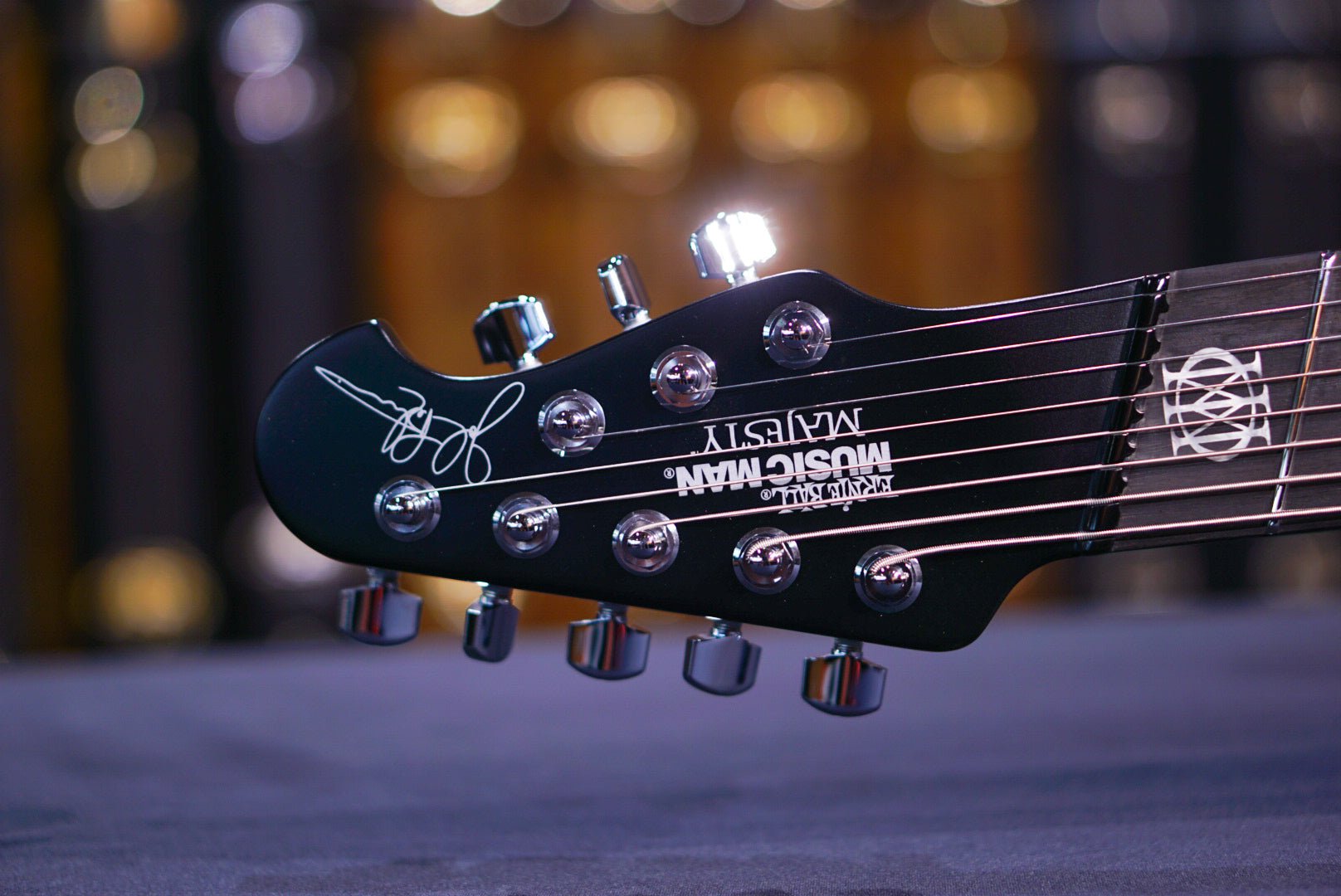 Ernie Ball Music Man MAJESTY 8 BLUE SILK M018462