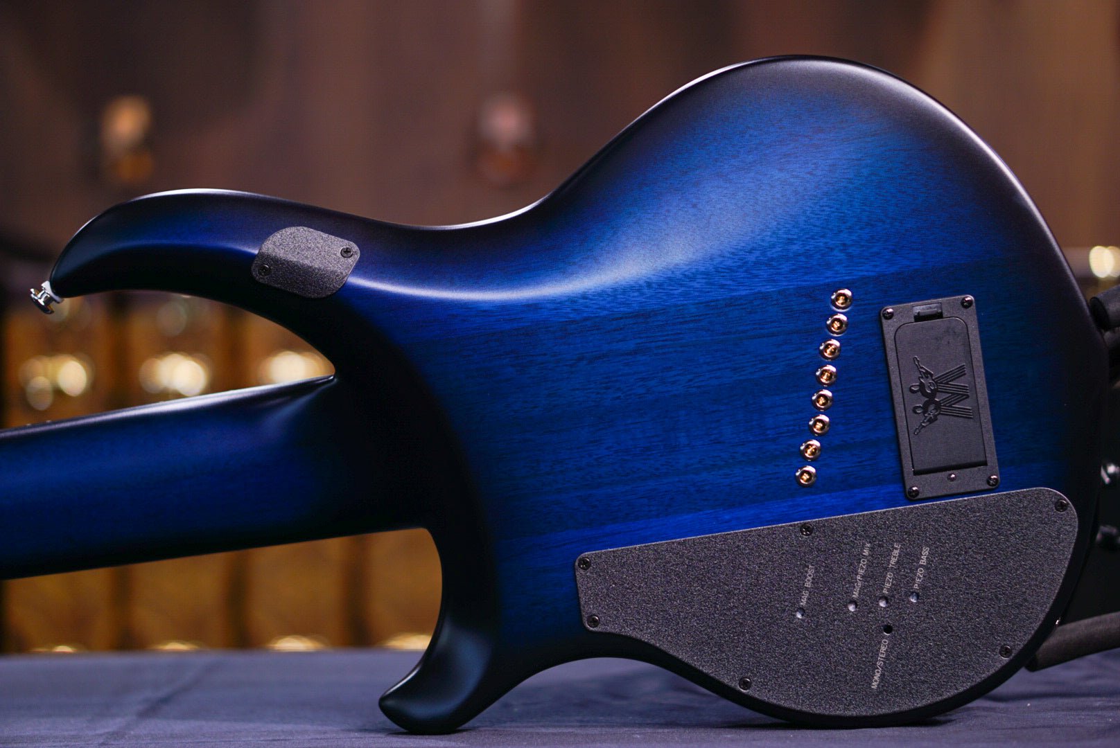 Ernie Ball Music Man MAJESTY 8 BLUE SILK M018462