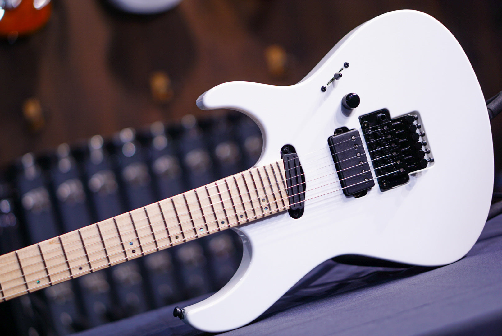ESP Maverick pearl white gold E8160232 - HIENDGUITAR ESP GUITAR