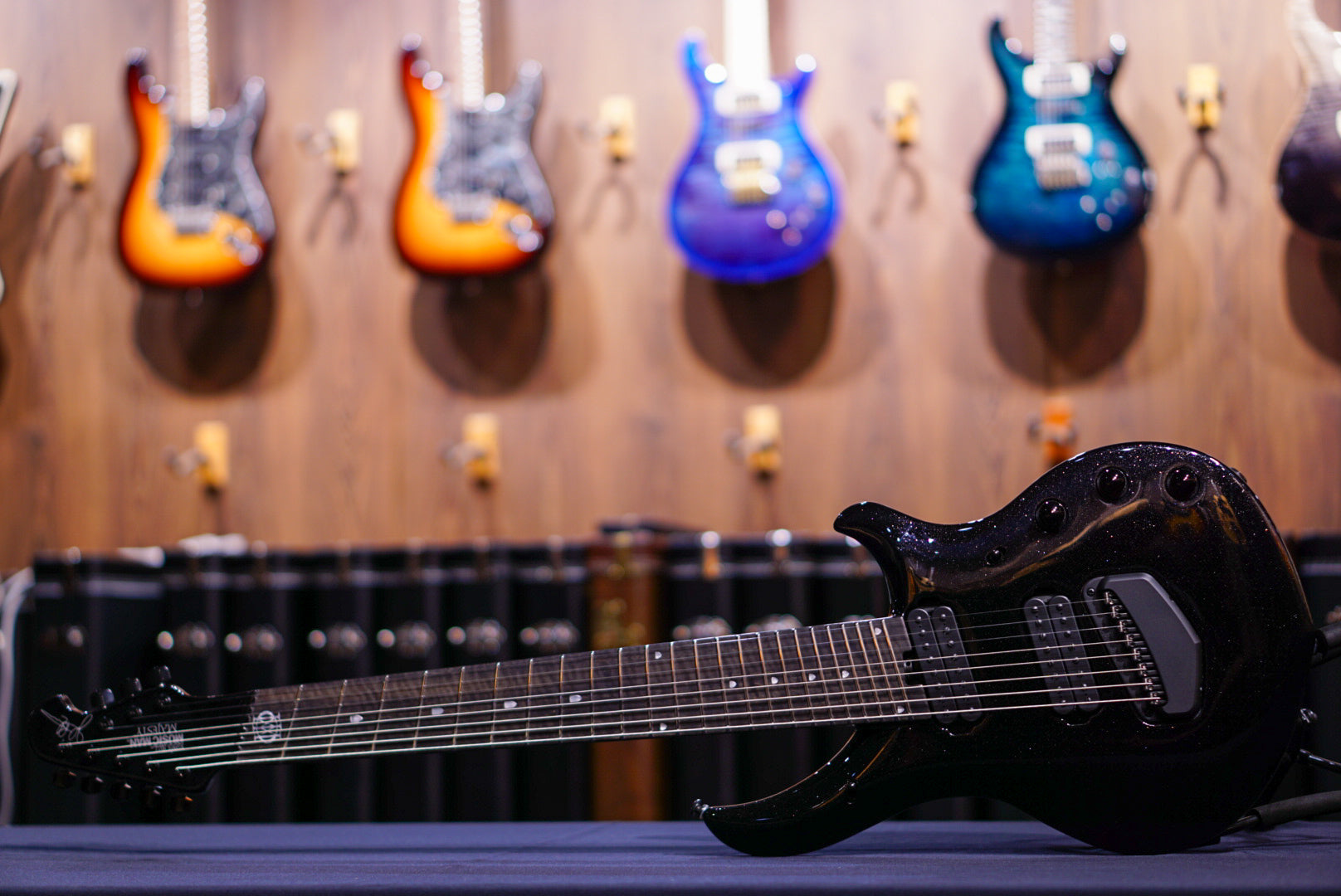 Ernie Ball Music Man Majesty 8 Black Frosting M018845