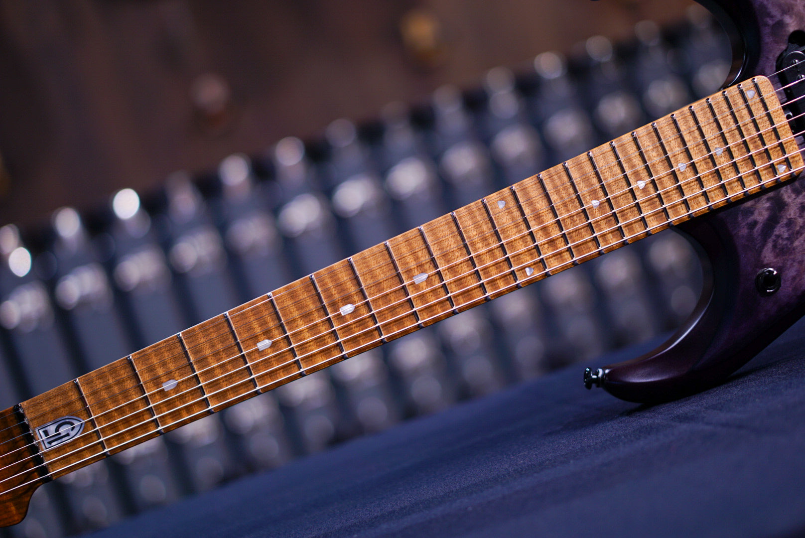 ERNIE BALL MUSICMAN JP 15 7 STRING TRANS BLACK QUILT TOP K03268