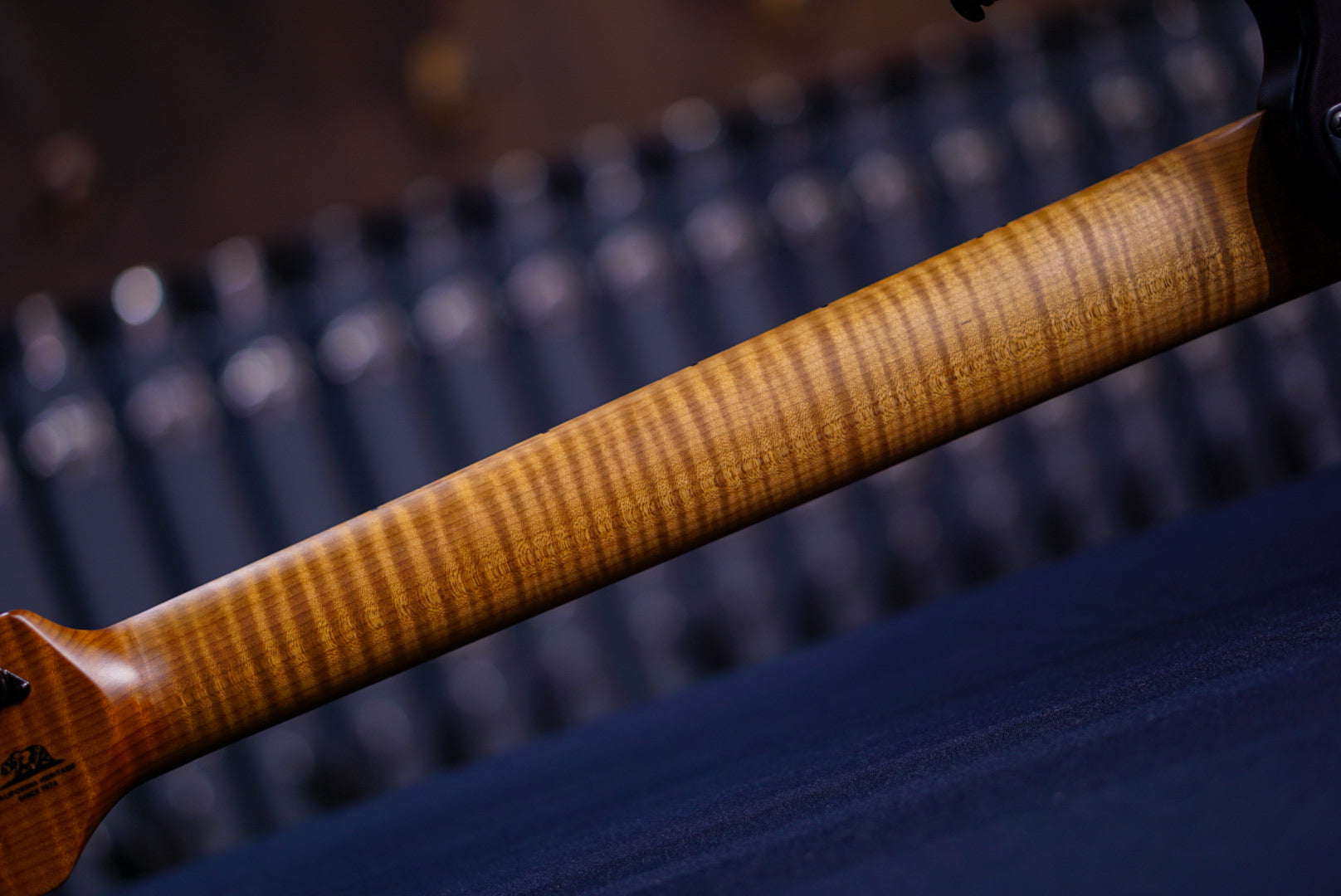 ERNIE BALL MUSICMAN JP 15 7 STRING TRANS BLACK QUILT TOP K03268