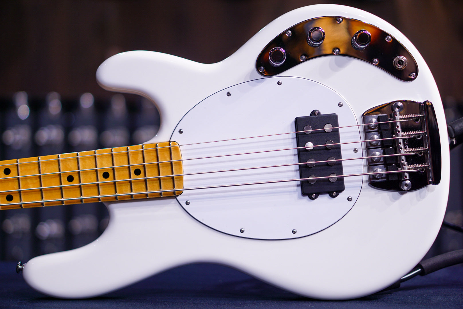 Ernie Ball Music Man Retro '70s StingRay 4 Bass white CB00565