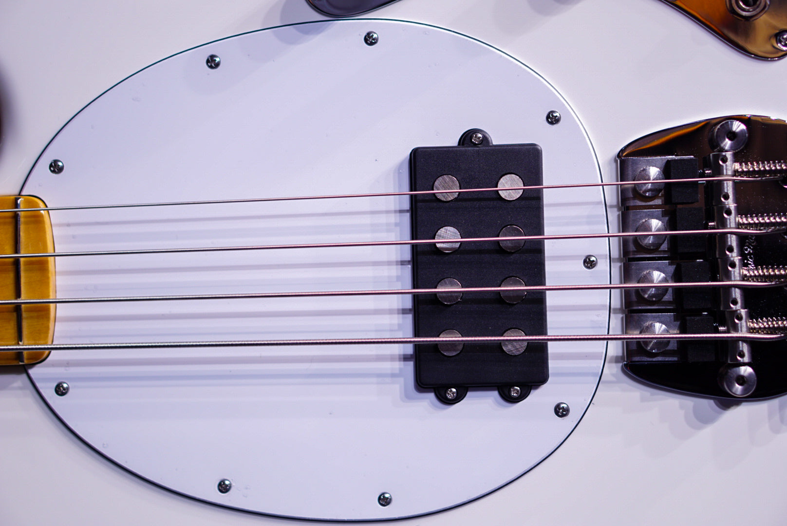 Ernie Ball Music Man Retro '70s StingRay 4 Bass white CB00565