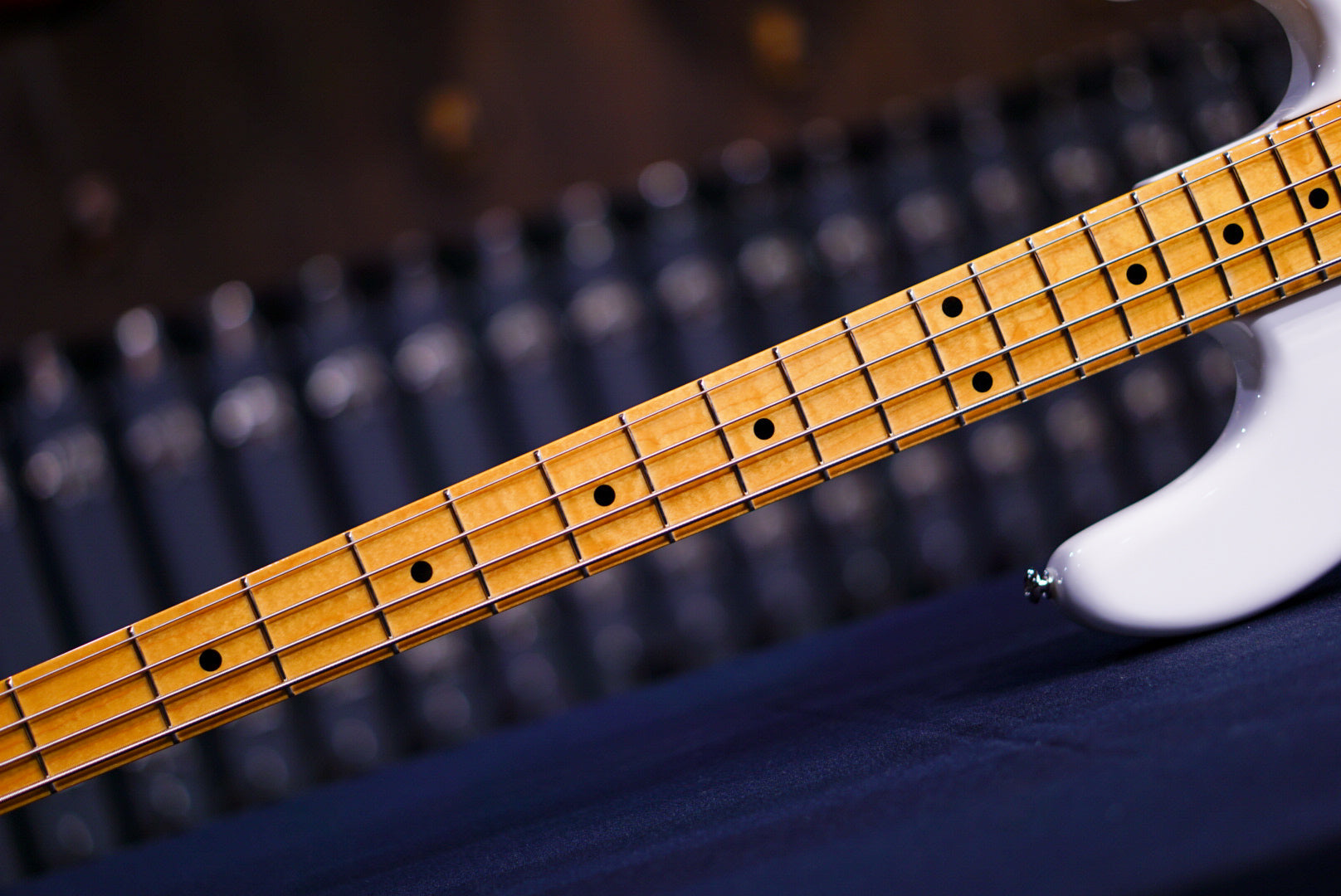 Ernie Ball Music Man Retro '70s StingRay 4 Bass white CB00565