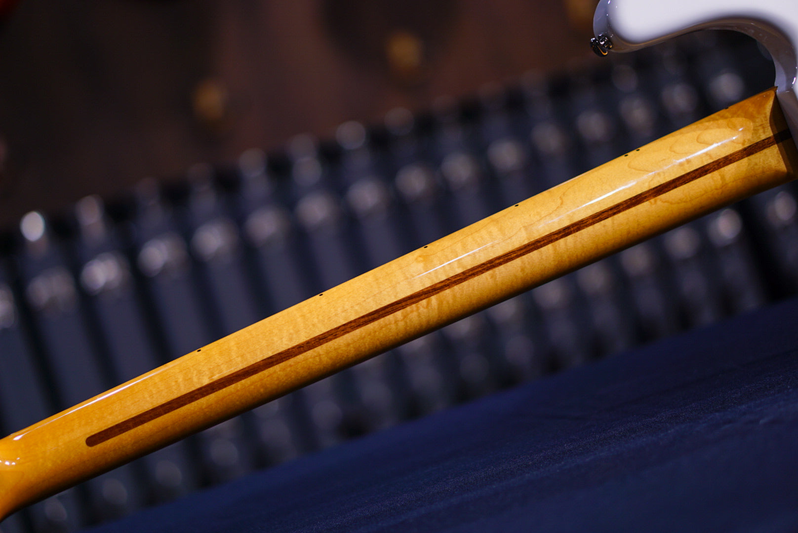 Ernie Ball Music Man Retro '70s StingRay 4 Bass white CB00565