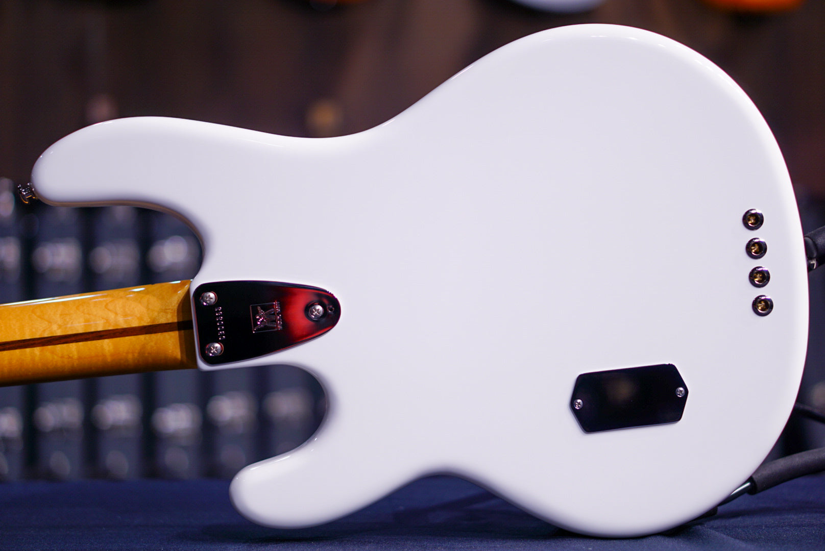 Ernie Ball Music Man Retro '70s StingRay 4 Bass white CB00565