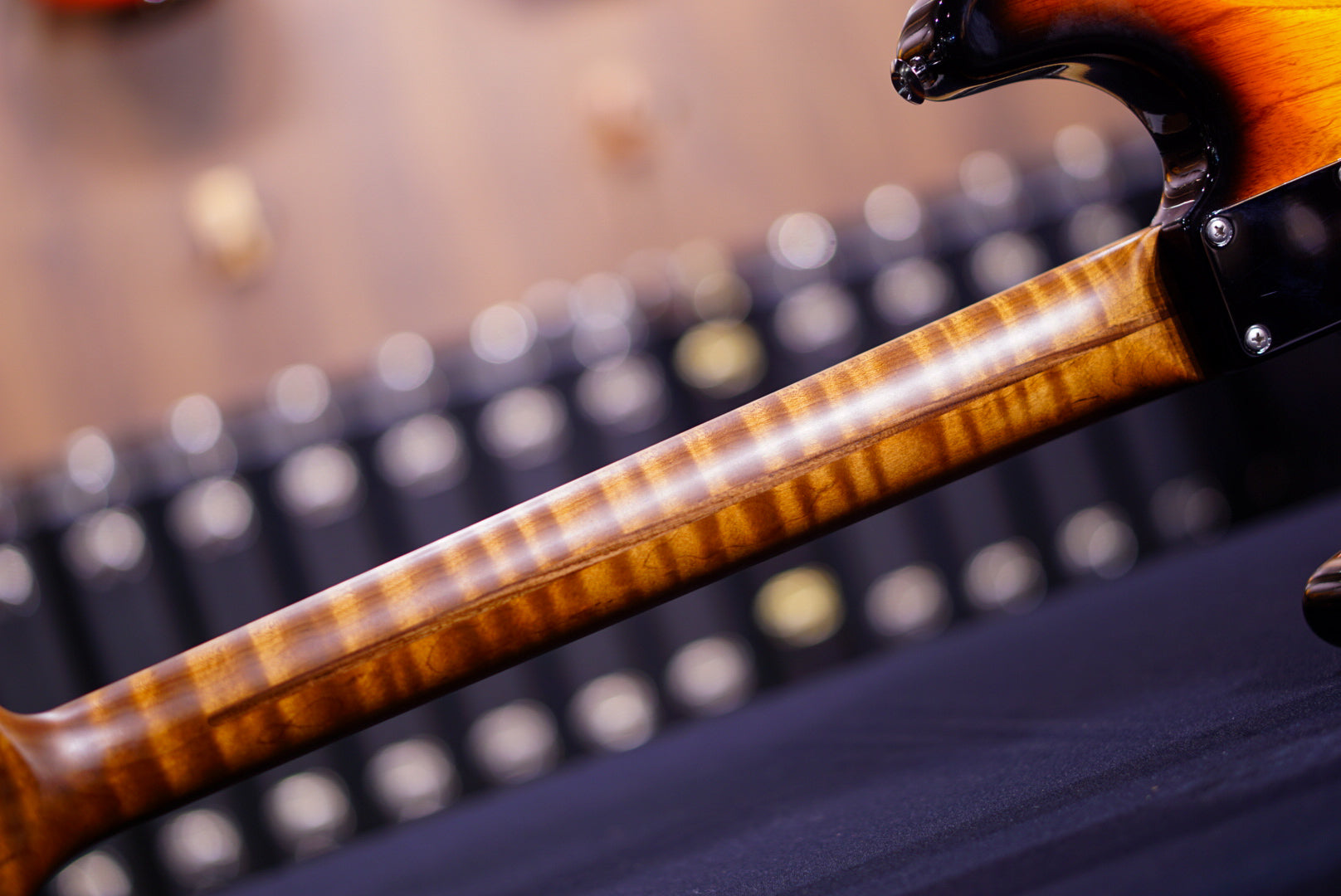 Suhr Classic custom antique 3 tone sunburst 77630 - HIENDGUITAR SUHR GUITAR