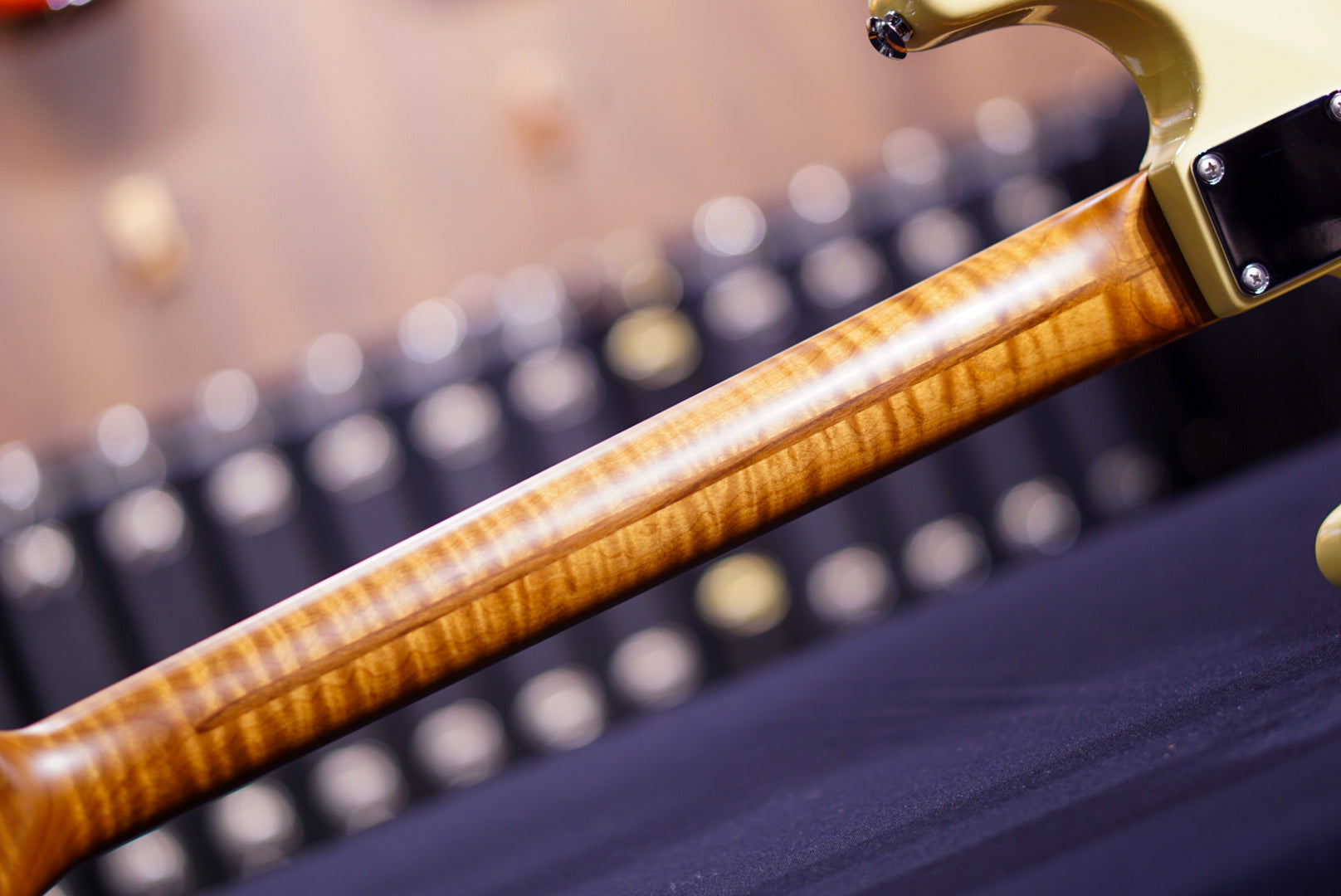 Suhr Classic custom antique vintage yellow 77694 - HIENDGUITAR SUHR GUITAR