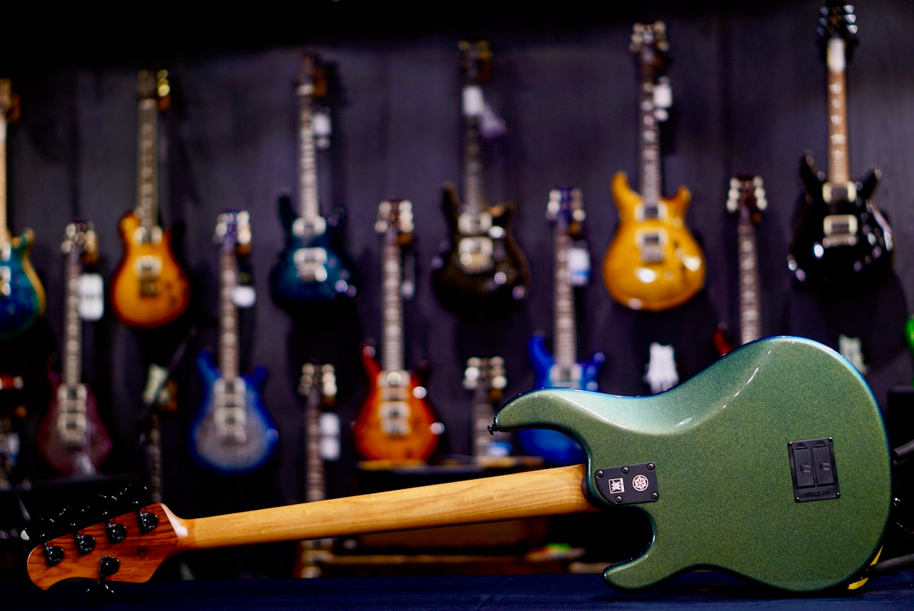 Ernie Ball Music Man Bass Dark Ray 5 Emerald Iris S12527