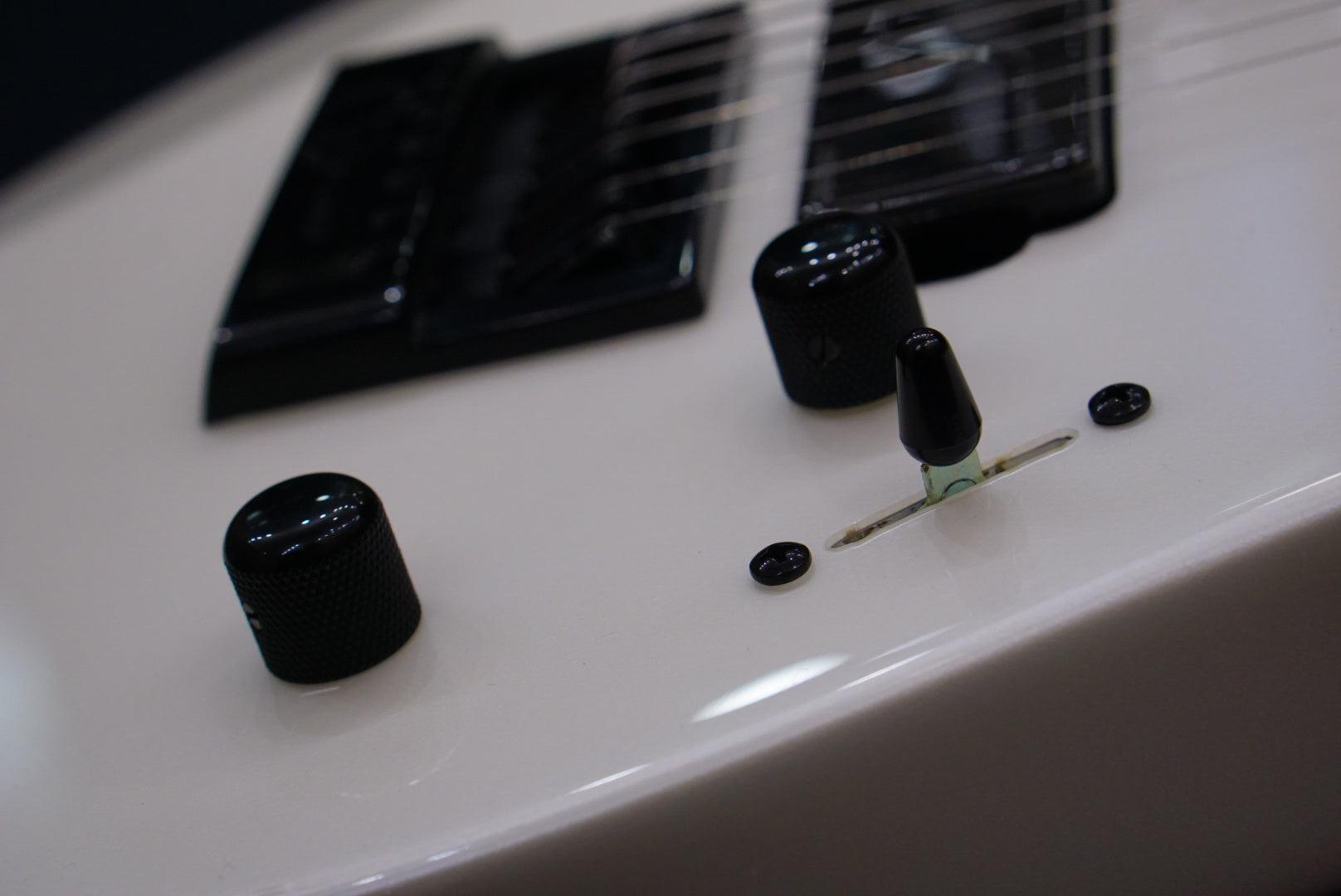 E-II M-II7 baritone evertune Pearl White ES1063223 - HIENDGUITAR E-II GUITAR