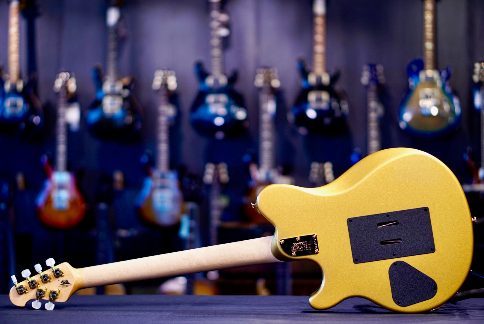 Ernie Ball Music Man Axis Natural One Piece Quilt Gold Package G55275 (Copy)