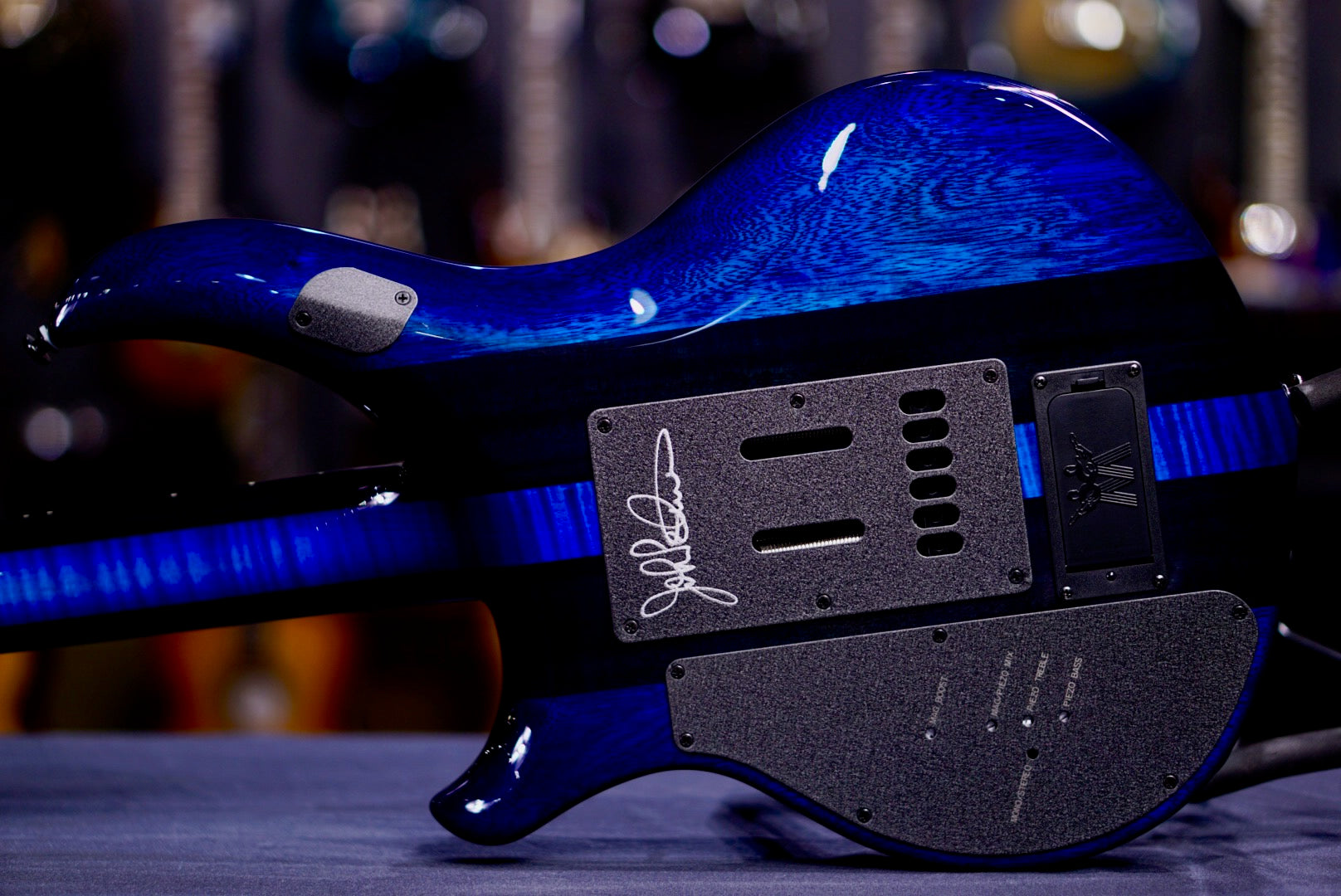 Ernie Ball Music Man Majesty Blue Ink BFR M019671