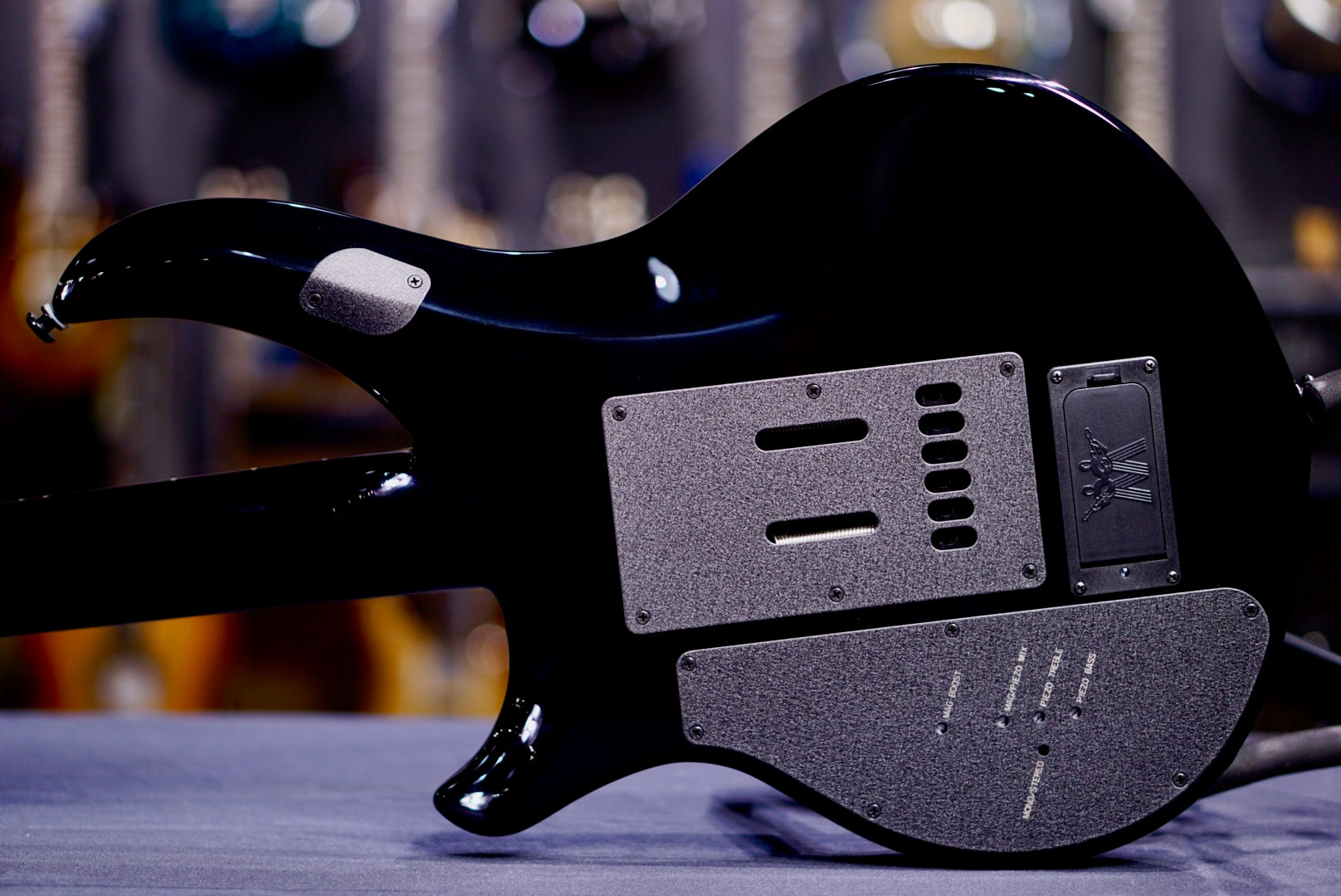 Ernie Ball Music Man MAJESTY 6 BLACK FROSTING M019744