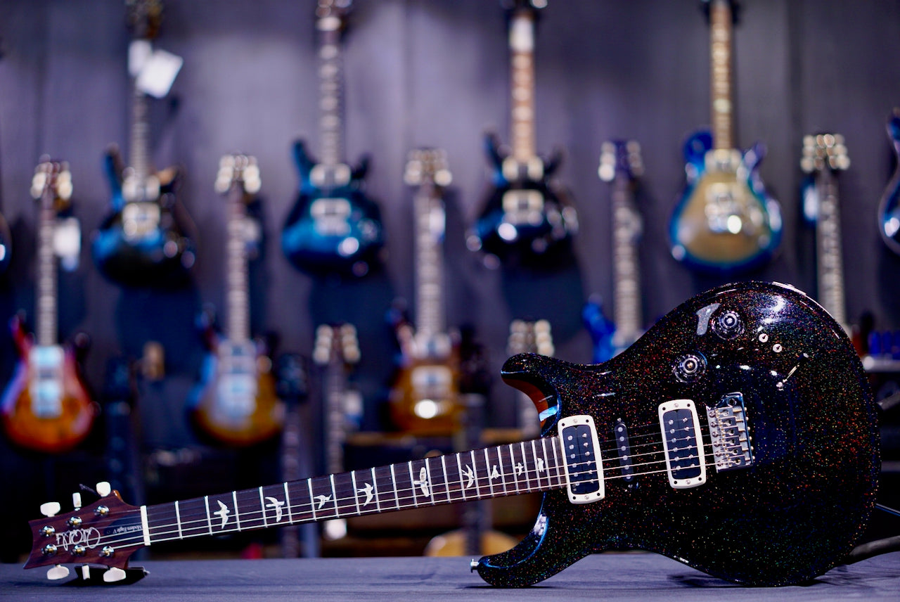PRS Modern Eagle V Black Rainbow Holoflake w Natural Back 0417813