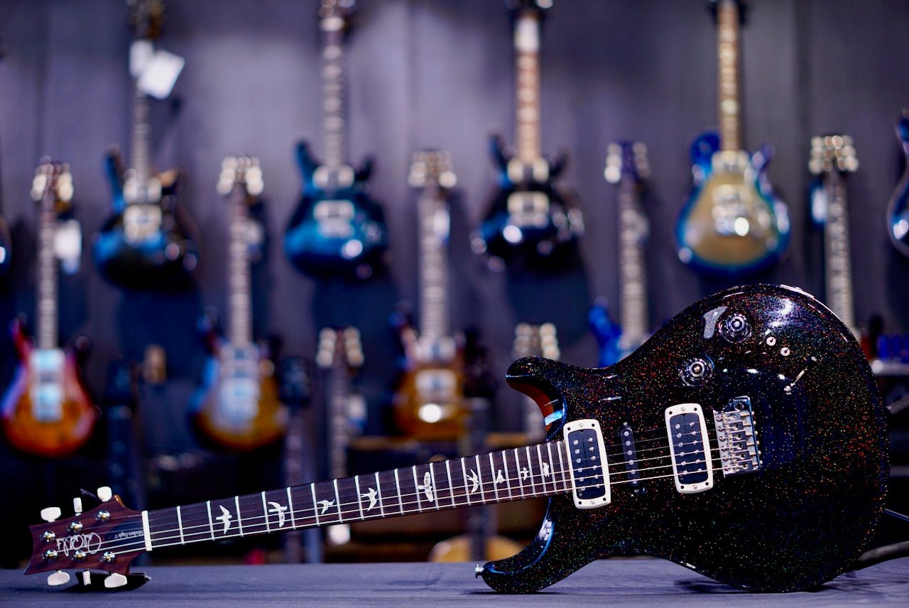PRS Modern Eagle V Black Rainbow Holoflake w Natural Back 0417813