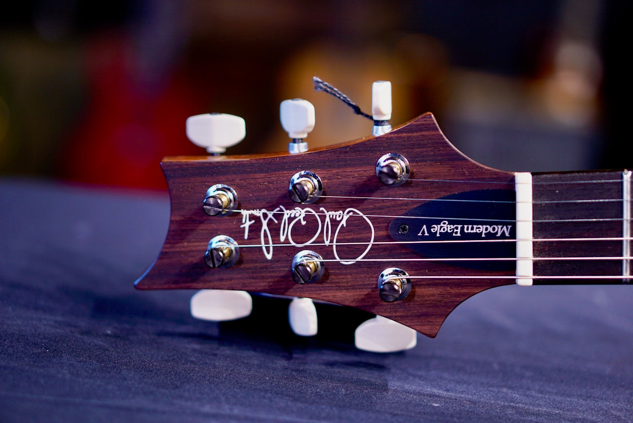 PRS Modern Eagle V Black Rainbow Holoflake w Natural Back 0417813