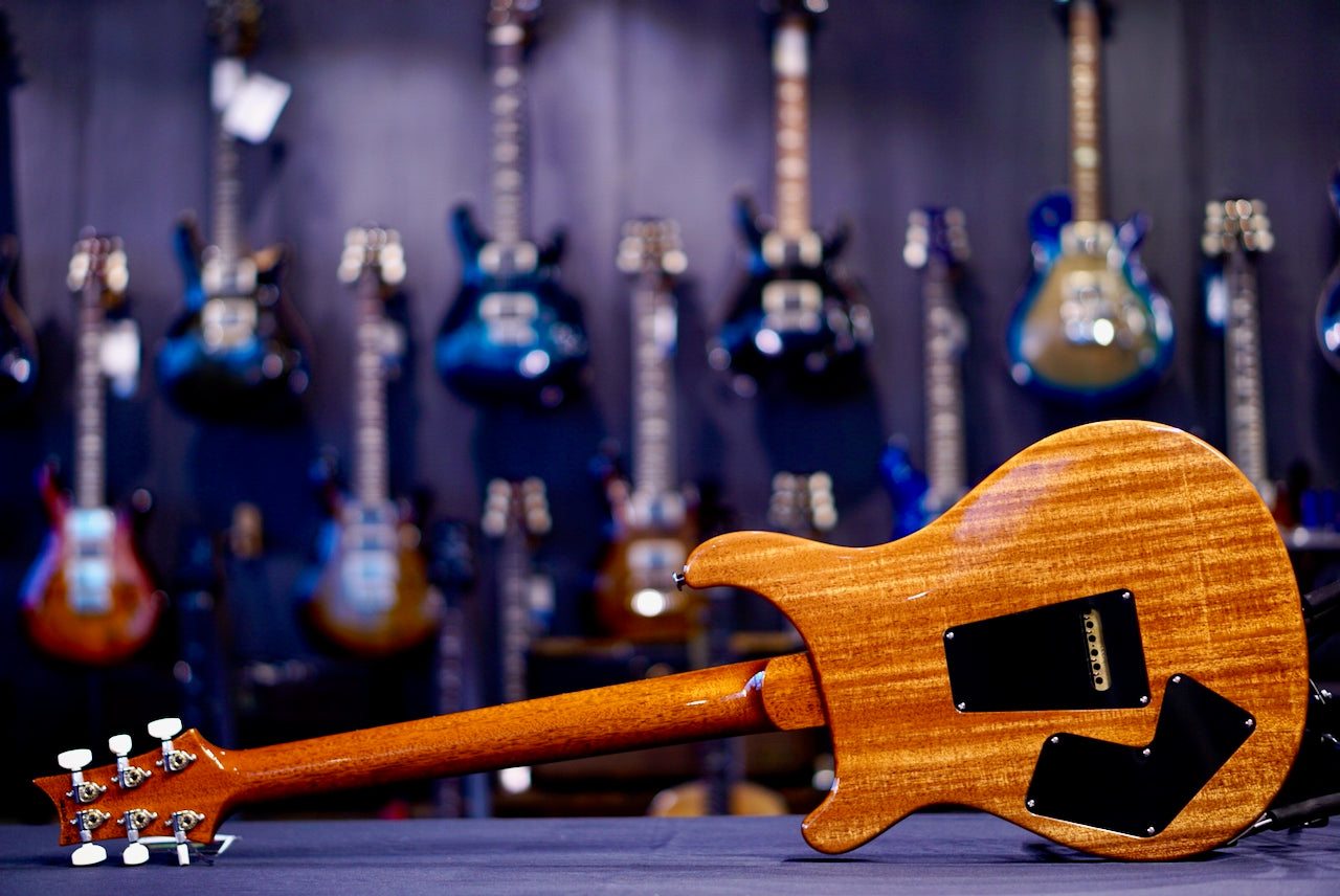 PRS Modern Eagle V Black Rainbow Holoflake w Natural Back 0417813