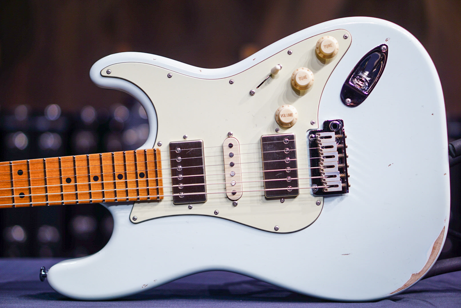 Suhr Ian Thornley signature classic antique sonic white 79349 - HIENDGUITAR SUHR GUITAR