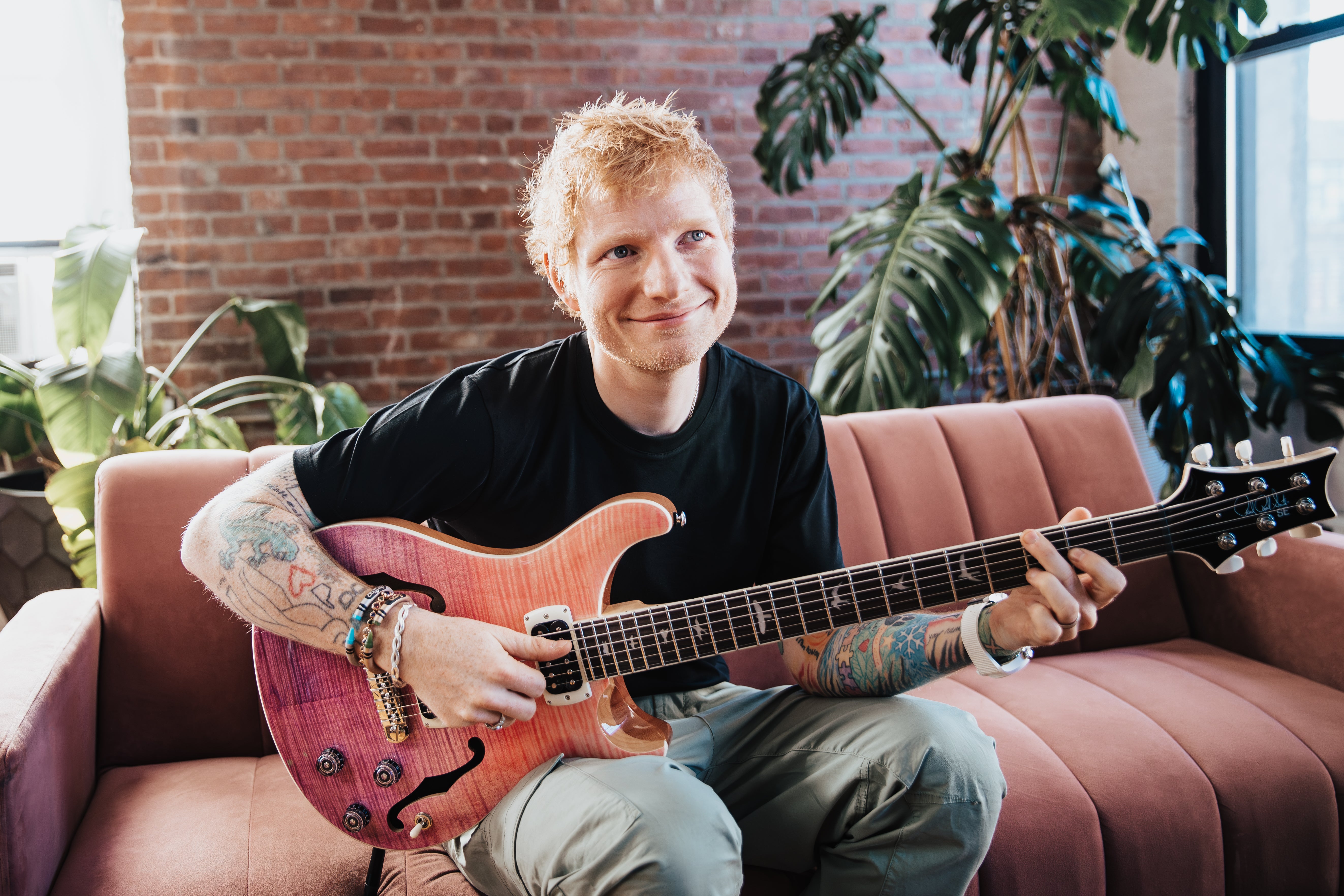 PRS SE Ed Sheeran Hollowbody I Baritone Piezo Pink Purple Fade