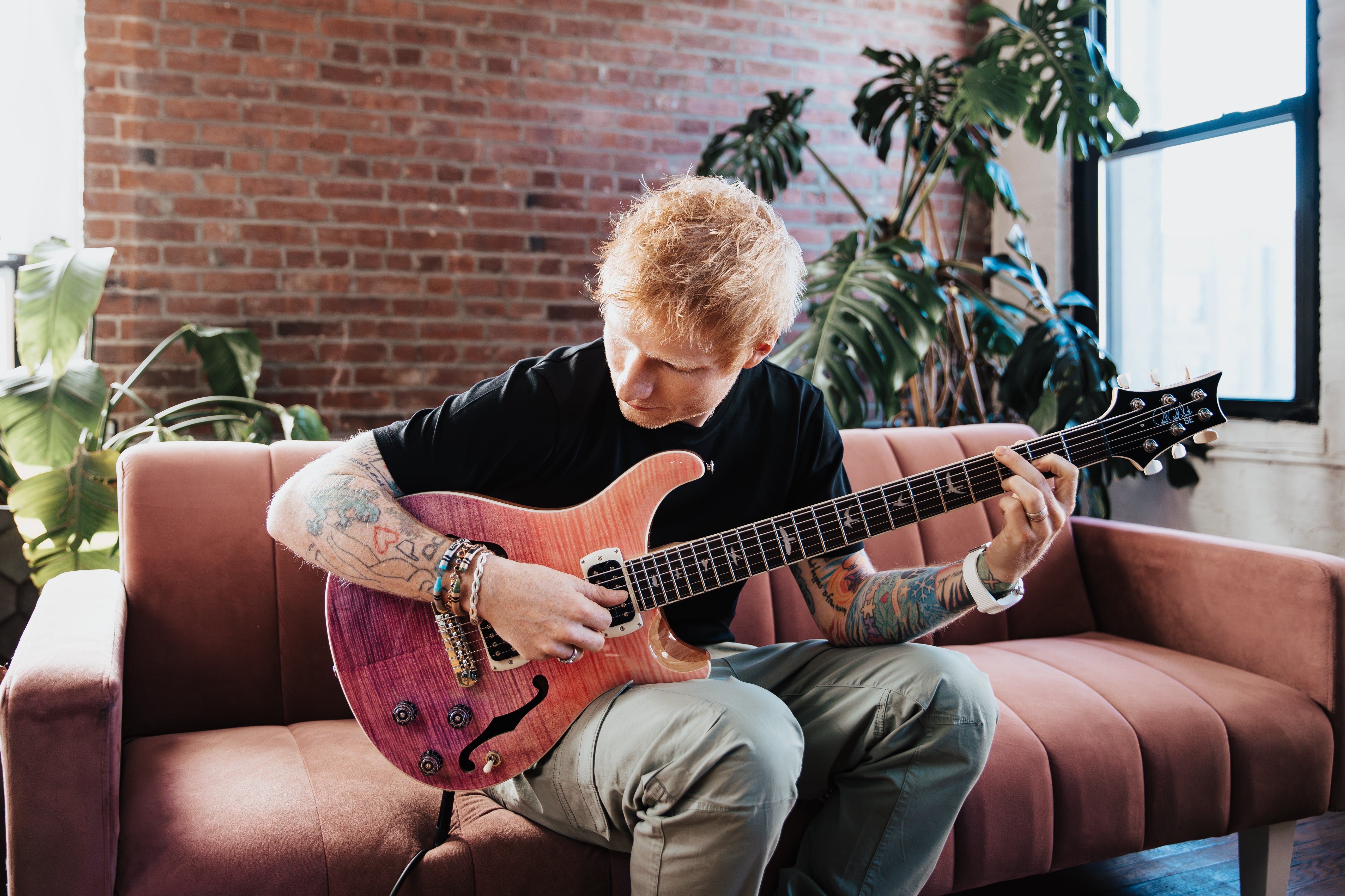 PRS SE Ed Sheeran Hollowbody I Baritone Piezo Pink Purple Fade