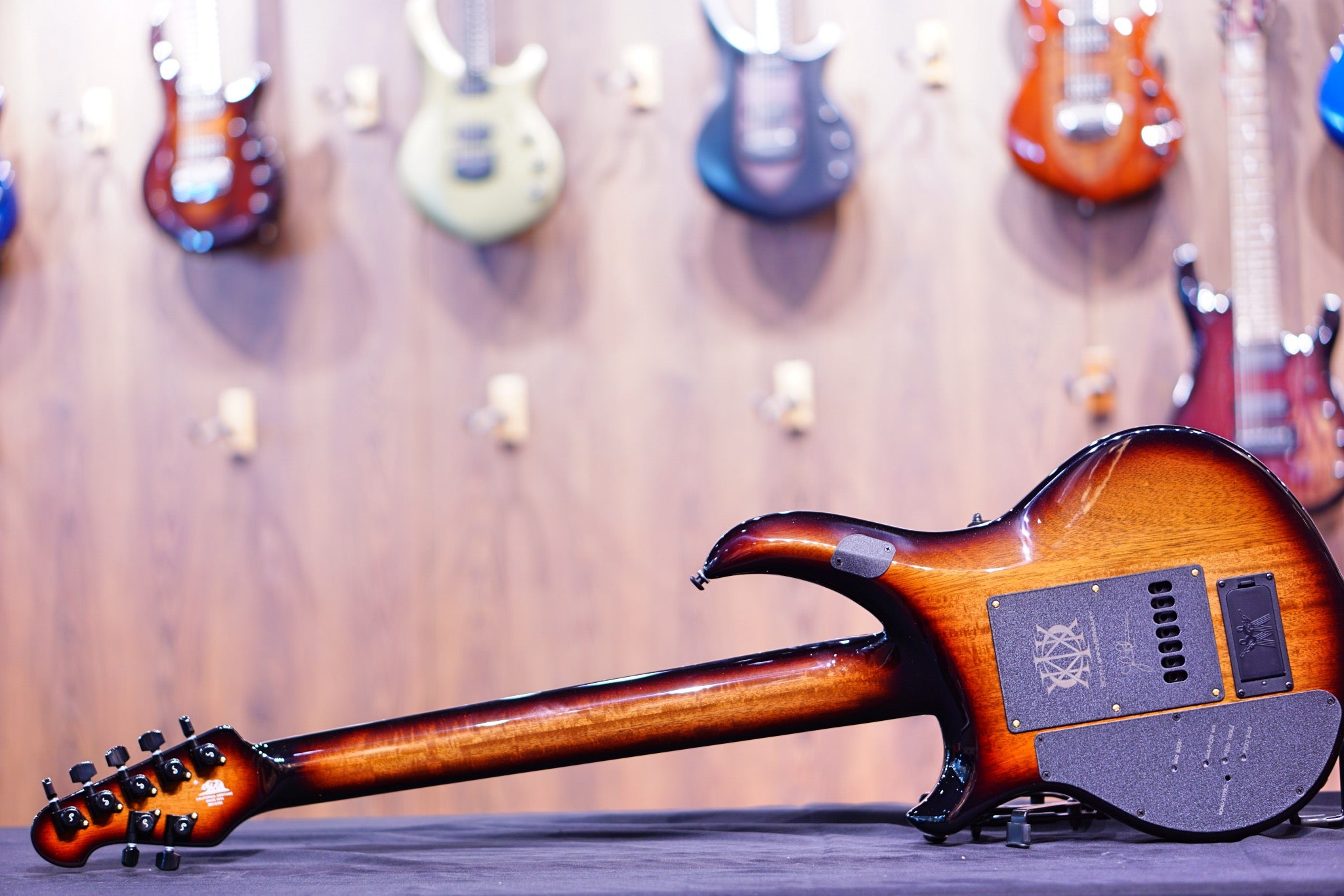 Ernie Ball Music Man John Petrucci Majesty 7 20th Anniversary Honey Butter Burst M014795 - HIENDGUITAR Musicman GUITAR