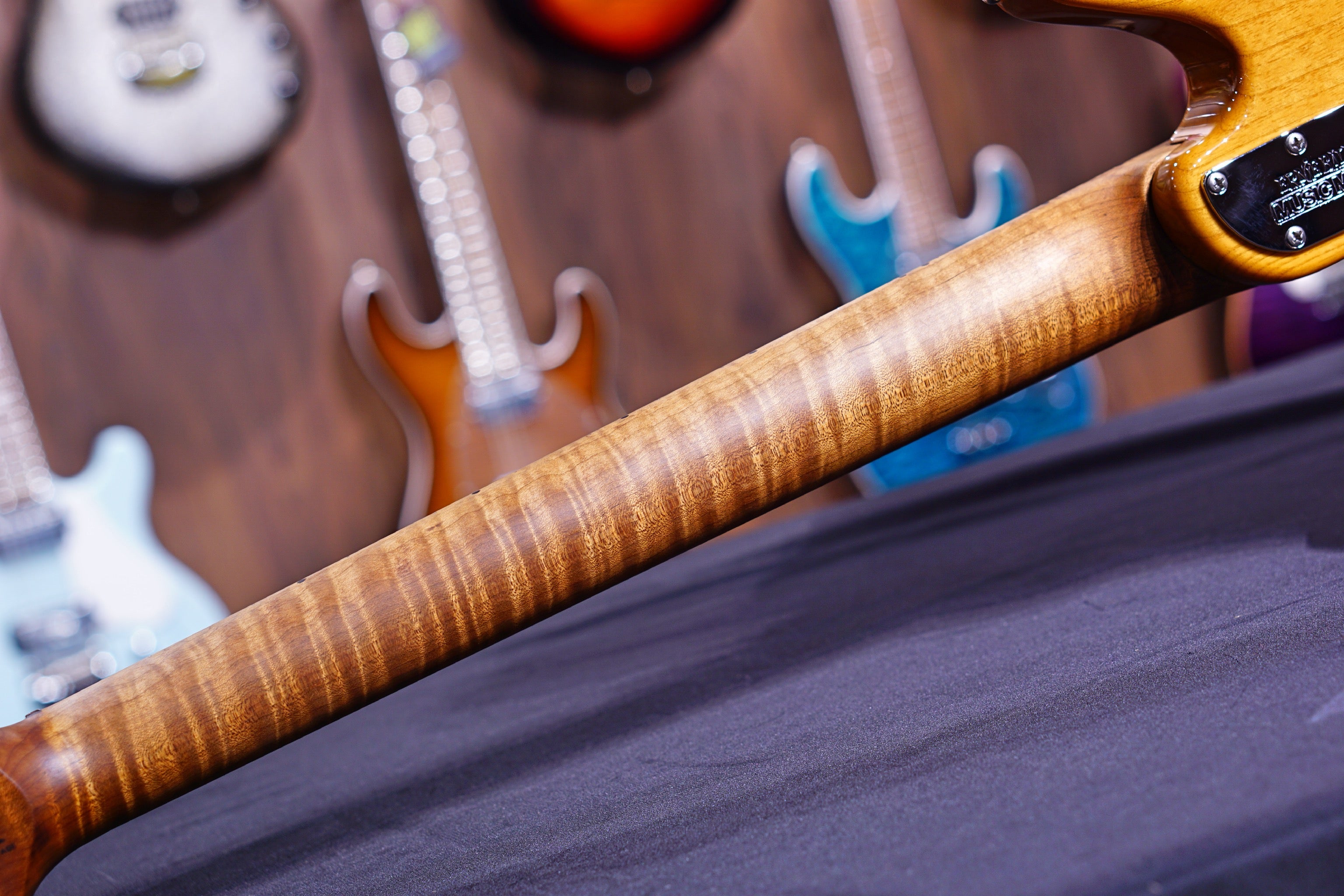 Ernie Ball Music Man Valentine Tremolo - Classic Natural G95340 - HIENDGUITAR Musicman GUITAR