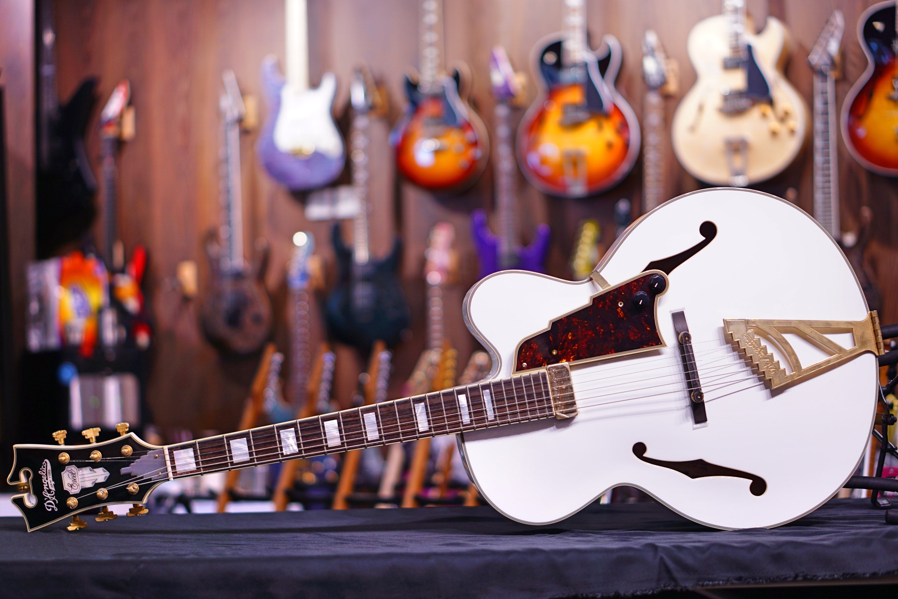 Dangelico ARCHTOP-floating WHITE DAEXL1WH US14050125 dangelico Default Title - HIENDGUITAR.COM