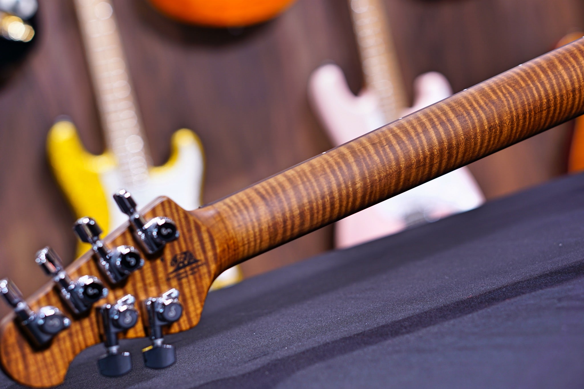 Ernie Ball Music Man Luke III HSS - Ocean Sparkle G98380 - HIENDGUITAR Musicman guitar