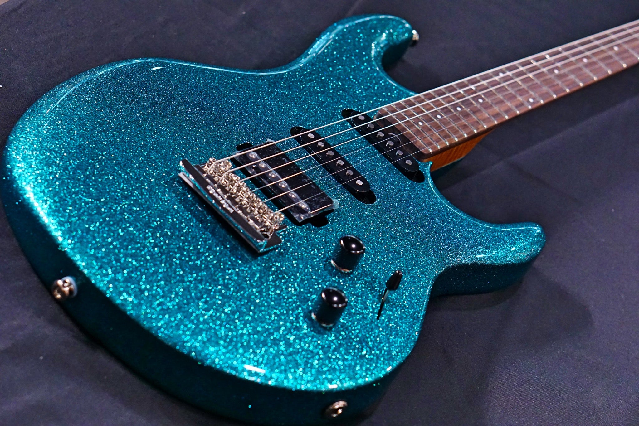 Ernie Ball Music Man Luke III HSS - Ocean Sparkle G98380 - HIENDGUITAR Musicman guitar