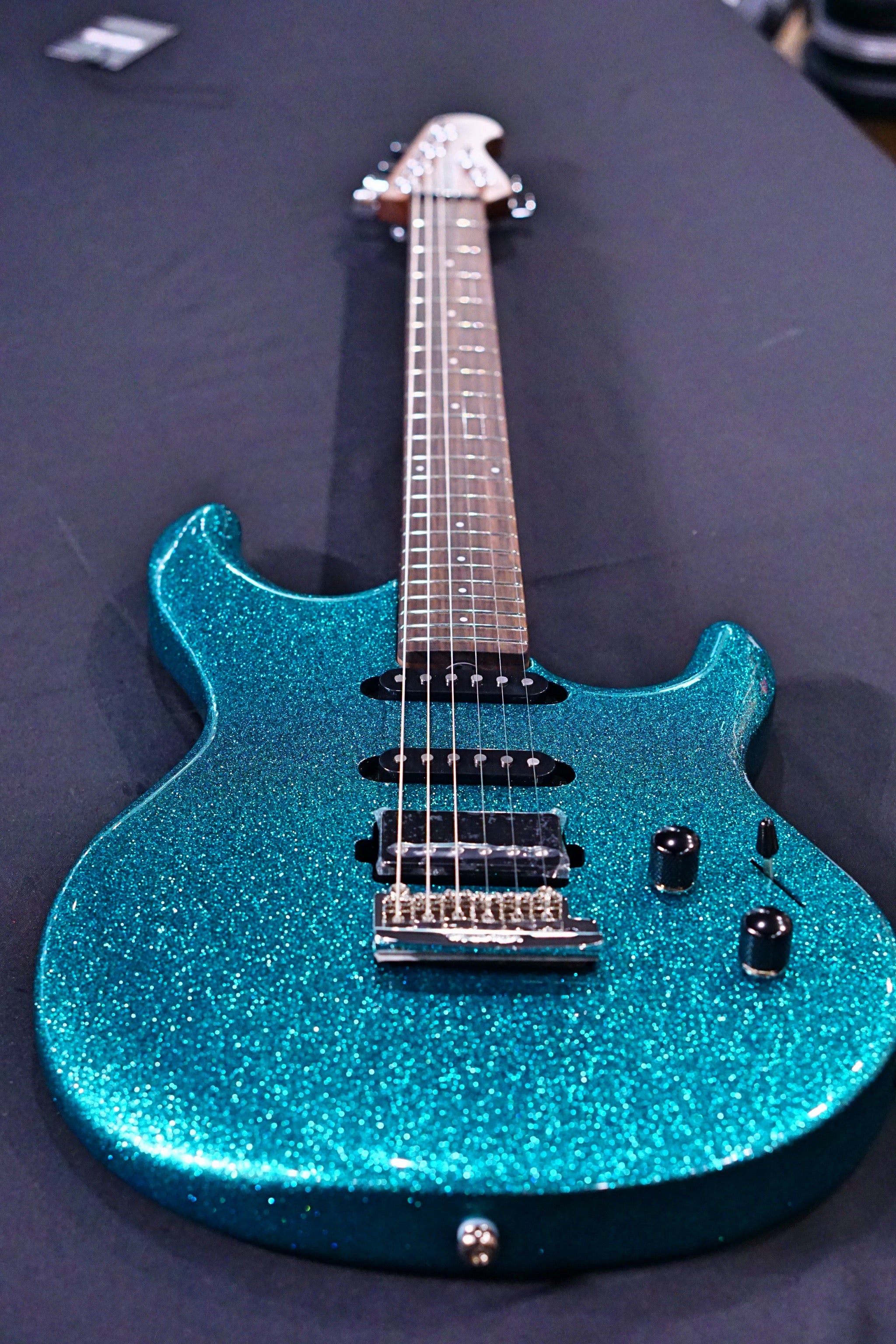 Ernie Ball Music Man Luke III HSS - Ocean Sparkle G98380 - HIENDGUITAR Musicman guitar