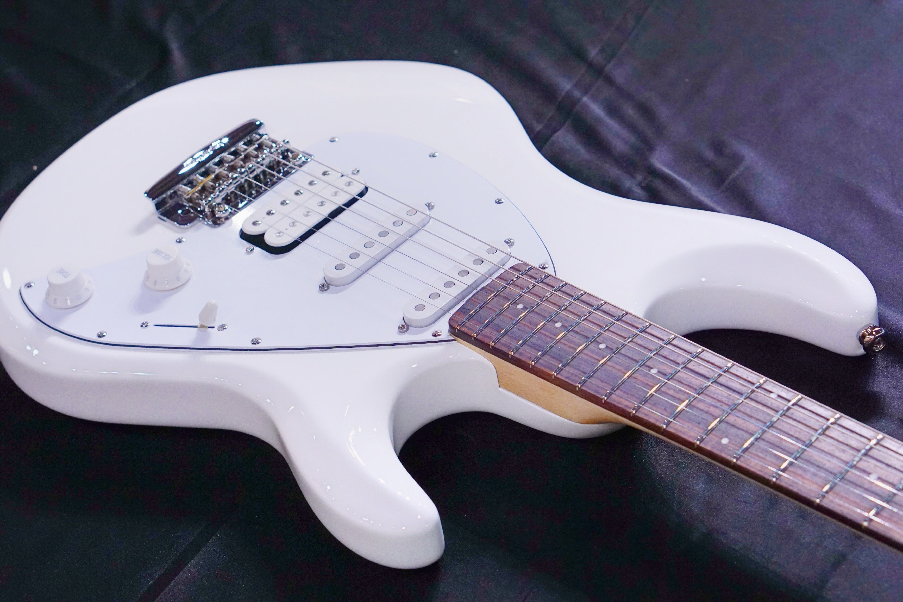 Ernie Ball Music man Silhouette Special HSS Trem - White - Rosewood Matching Headstock - White G99121 - HIENDGUITAR Musicman GUITAR