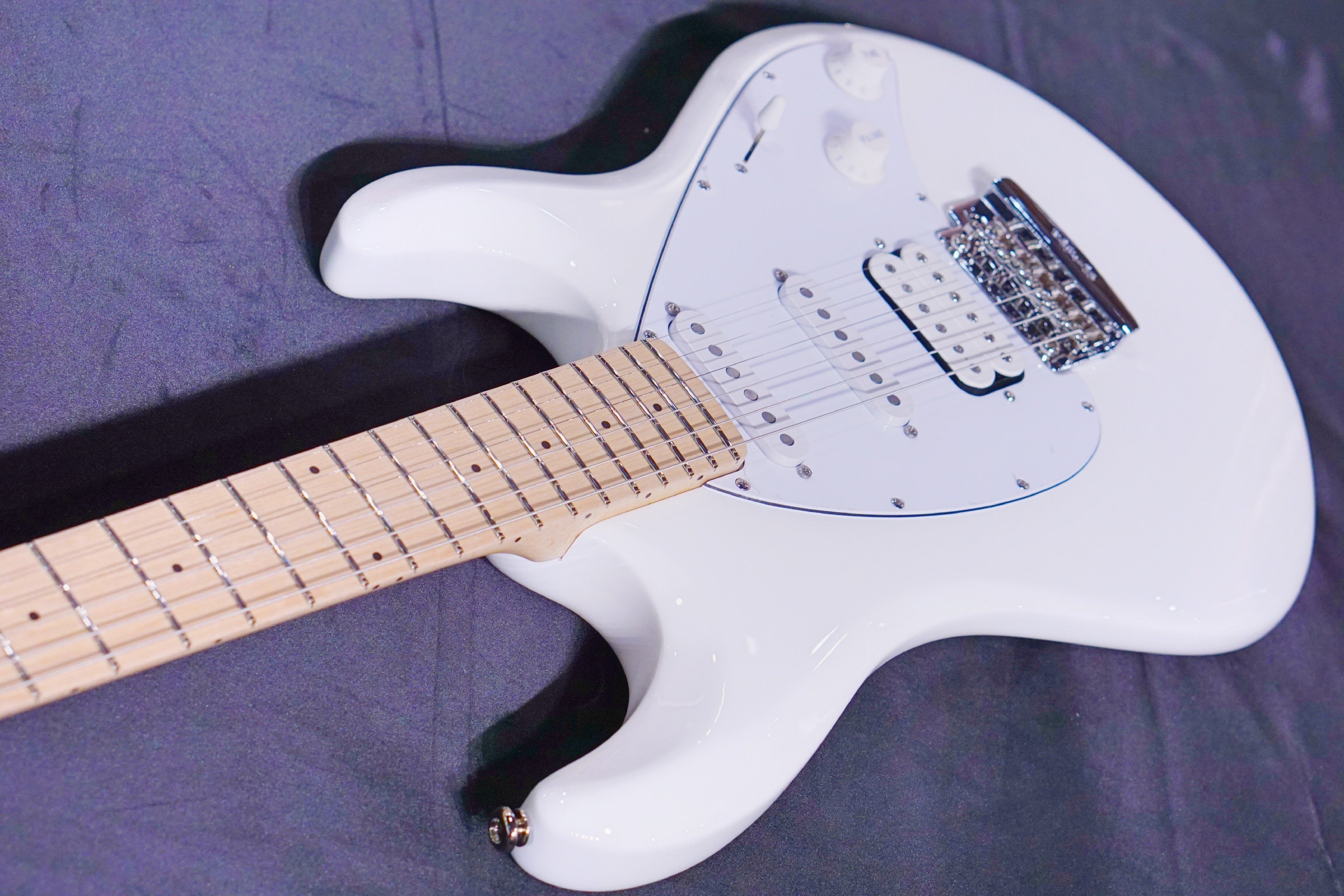 Ernie Ball Music Man Silhouette Special HSS Trem - White - Maple Matching Headstock - White G99056 - HIENDGUITAR Musicman GUITAR