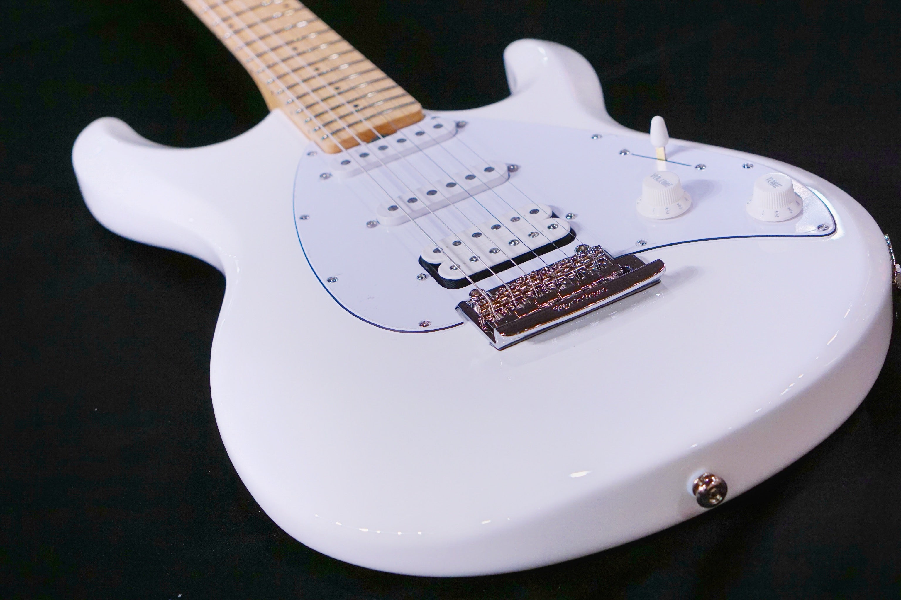 Ernie Ball Music Man Silhouette Special HSS Trem - White - Maple Matching Headstock - White G99056 - HIENDGUITAR Musicman GUITAR
