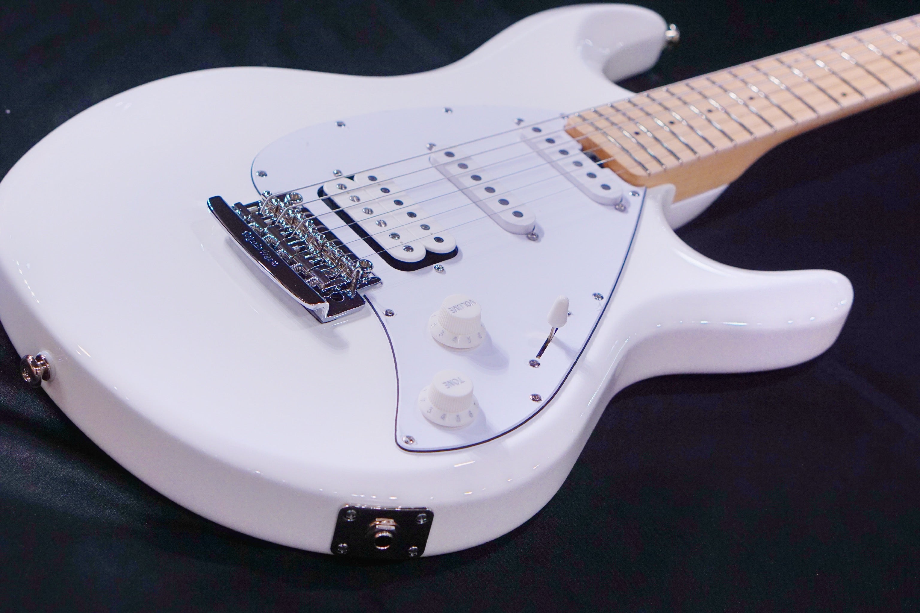 Ernie Ball Music Man Silhouette Special HSS Trem - White - Maple Matching Headstock - White G99056 - HIENDGUITAR Musicman GUITAR