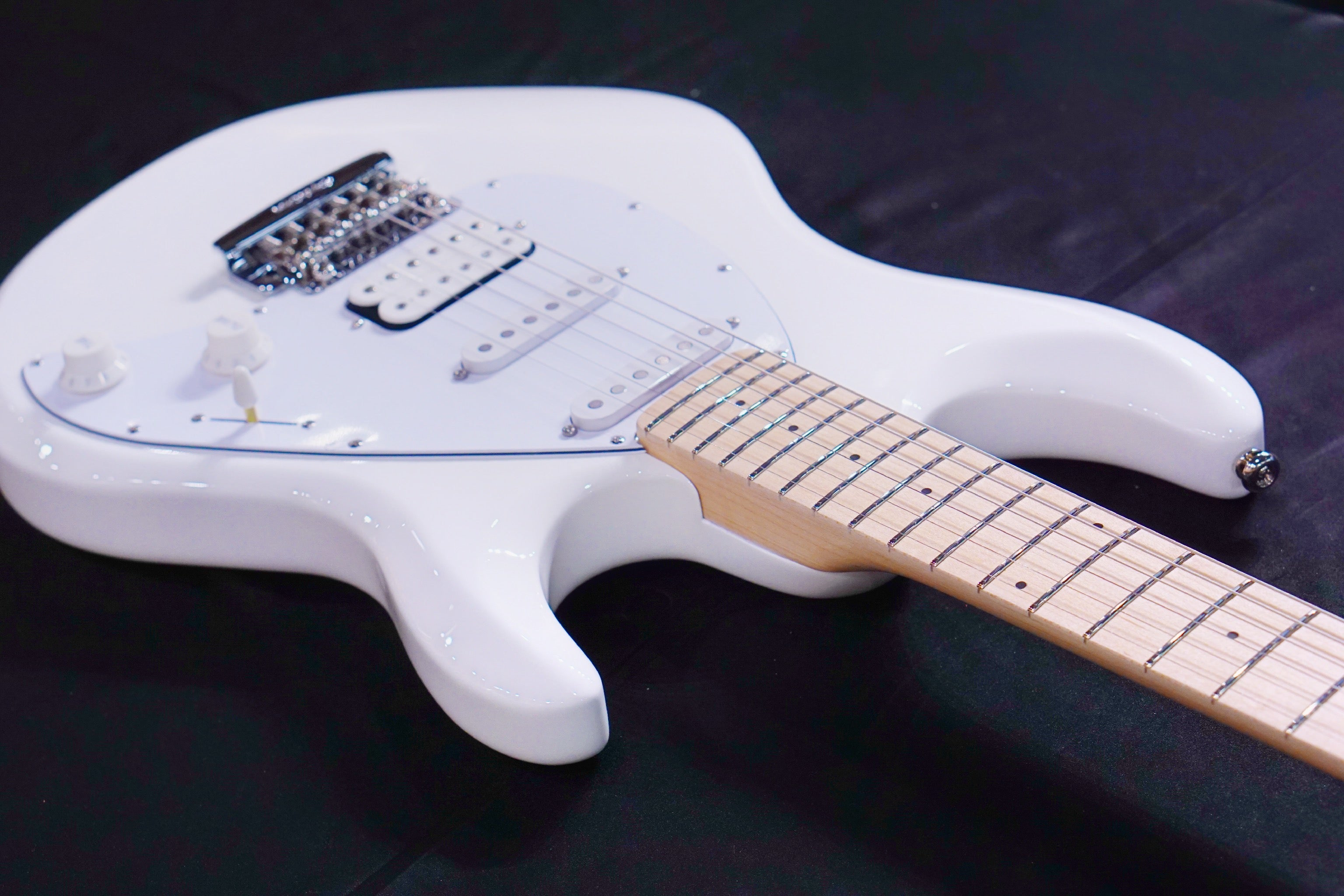 Ernie Ball Music Man Silhouette Special HSS Trem - White - Maple Matching Headstock - White G99056 - HIENDGUITAR Musicman GUITAR