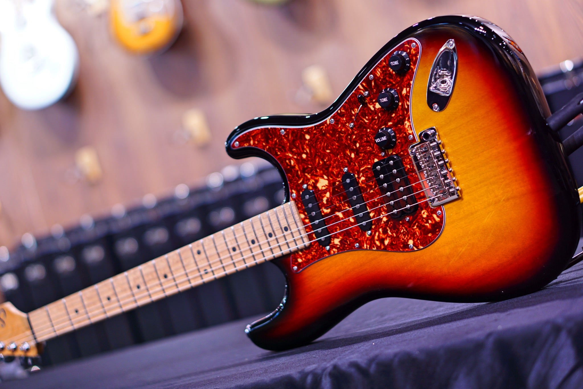 Suhr Classic S Paulownia 3 tone burst 69028 - HIENDGUITAR SUHR GUITAR