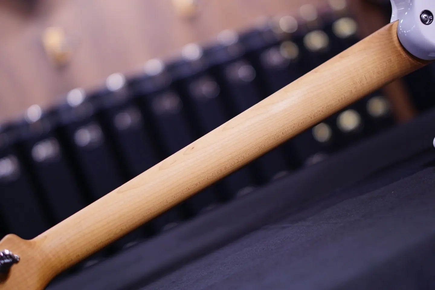 Suhr Modern antique trans white Hiend spec 67469 - HIENDGUITAR SUHR GUITAR