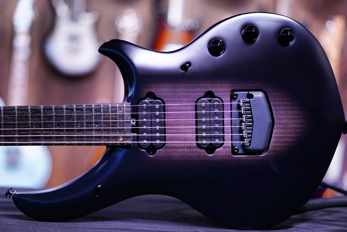 Musicman Majesty polar noir.
Super rare....