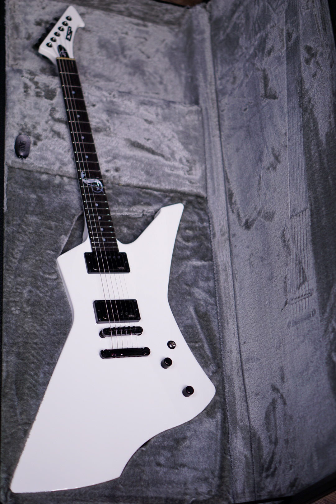 Hetfield deals white explorer