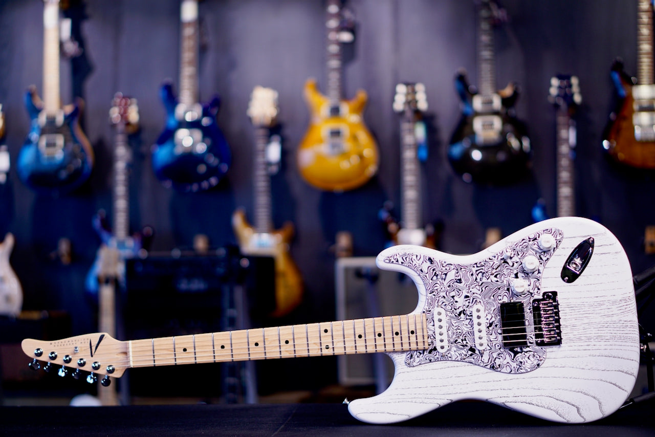 Tom Anderson Icon Classic Satin Organic Grain White with Black  * 12-13-25P *