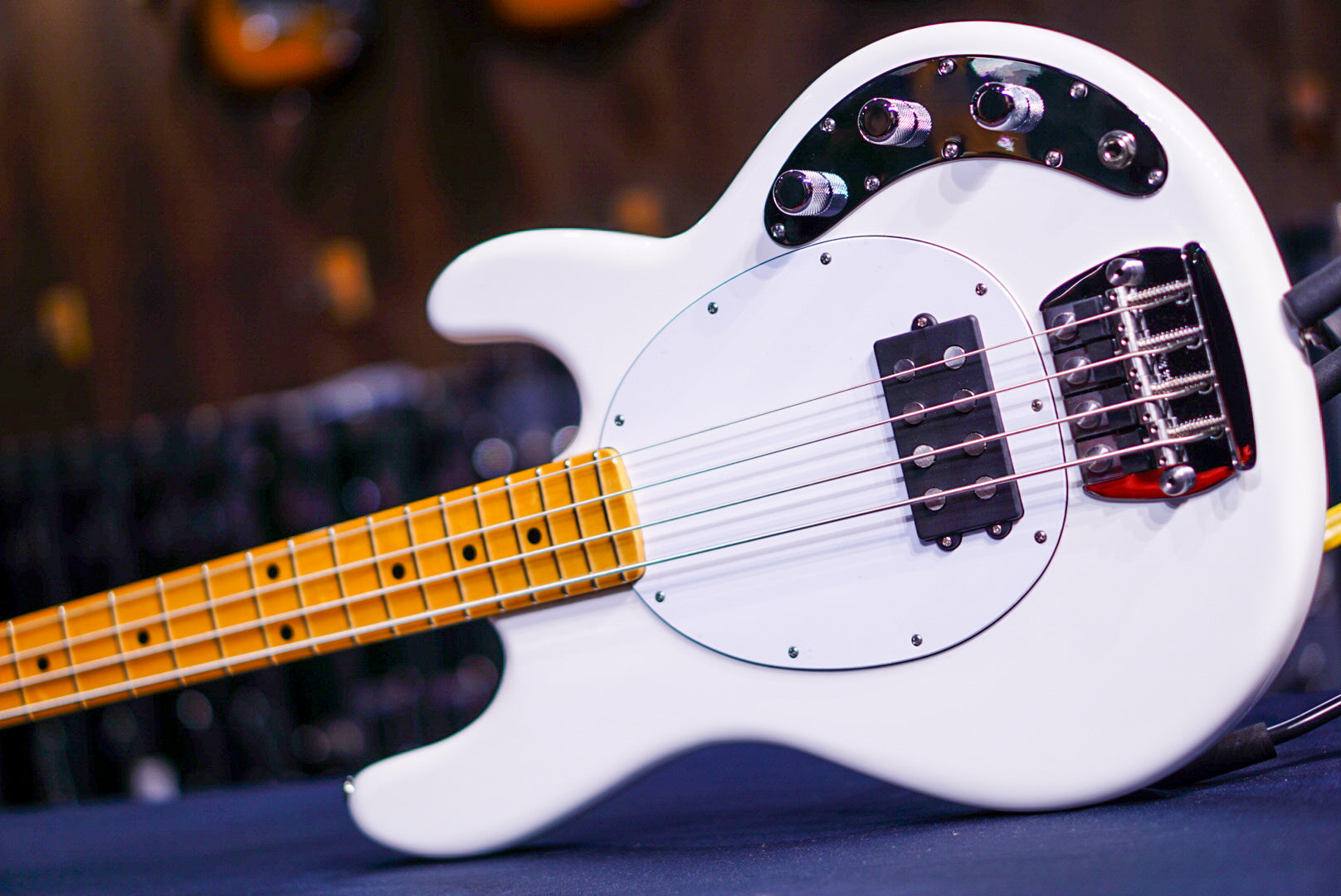 Ernieball Musicman Retro '70s StingRay Bass white CB00565