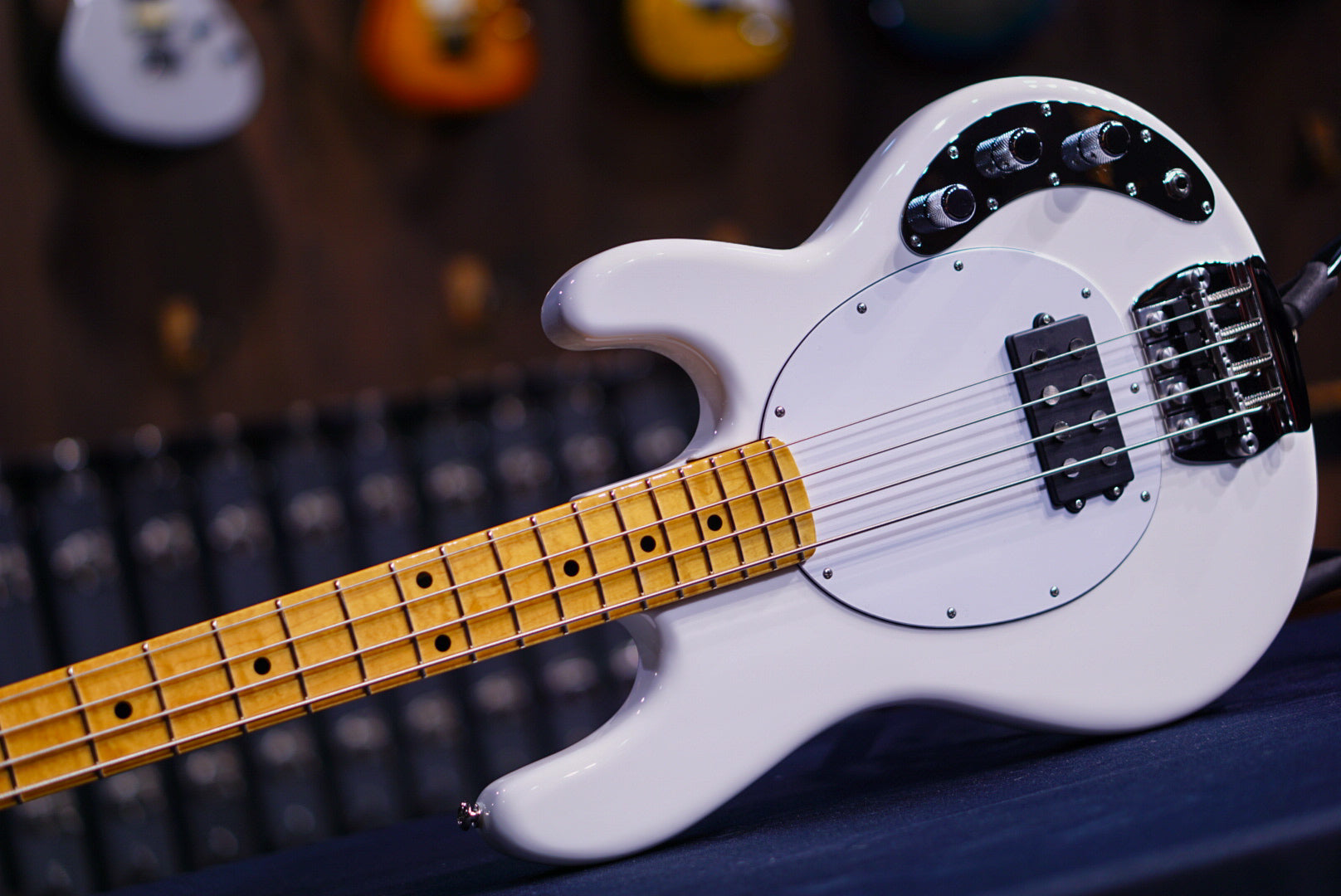 Ernieball Musicman Retro '70s StingRay Bass white CB00565