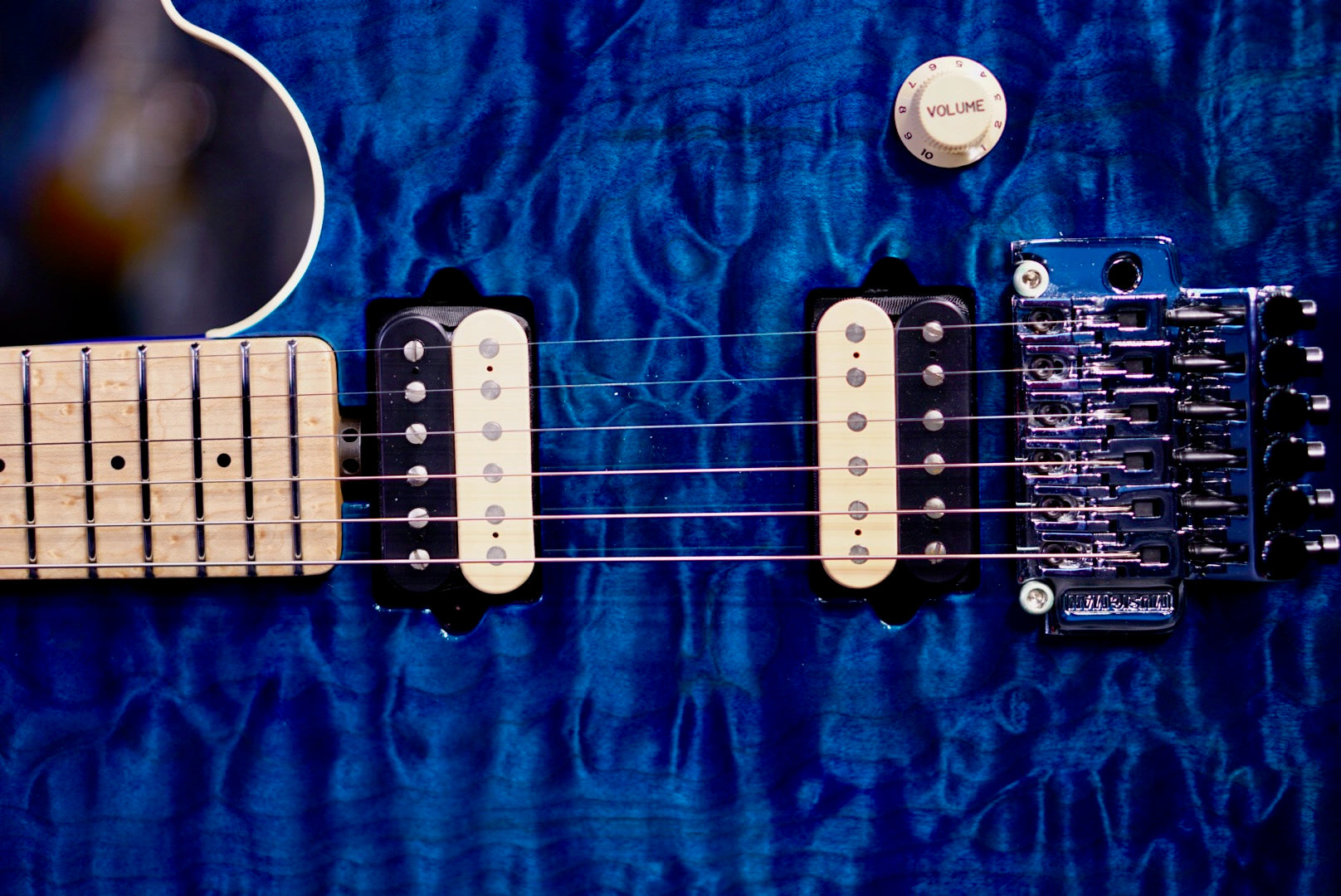 Ernie Ball Music Man Axis Trans Blue One Piece Quilt Gold Package G55337