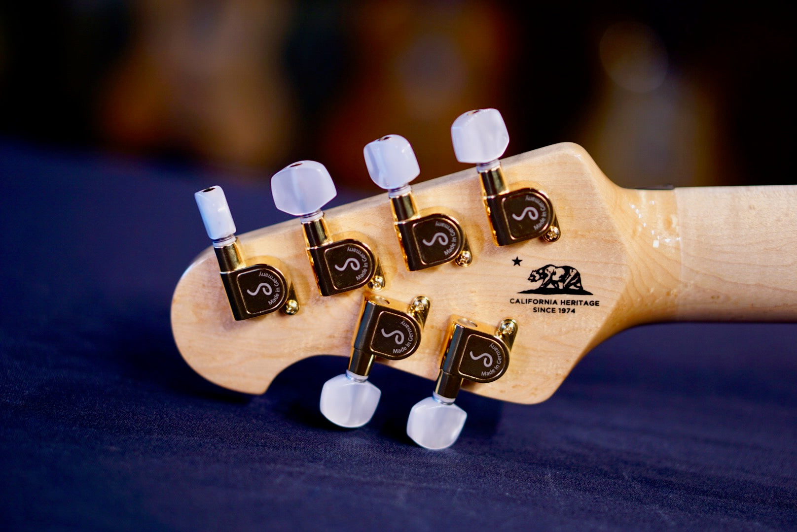 Ernie Ball Music Man Axis Natural One Piece Quilt Gold Package G55275 (Copy)