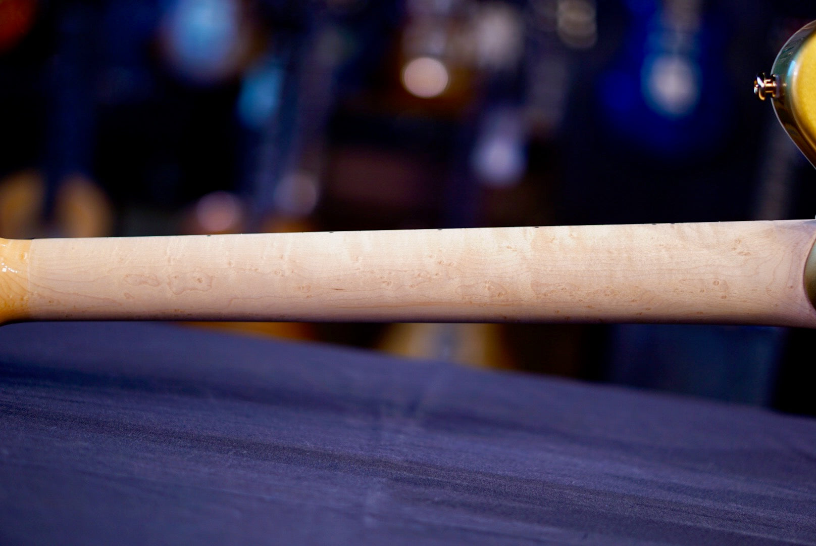 Ernie Ball Music Man Axis Natural One Piece Quilt Gold Package G55275 (Copy)