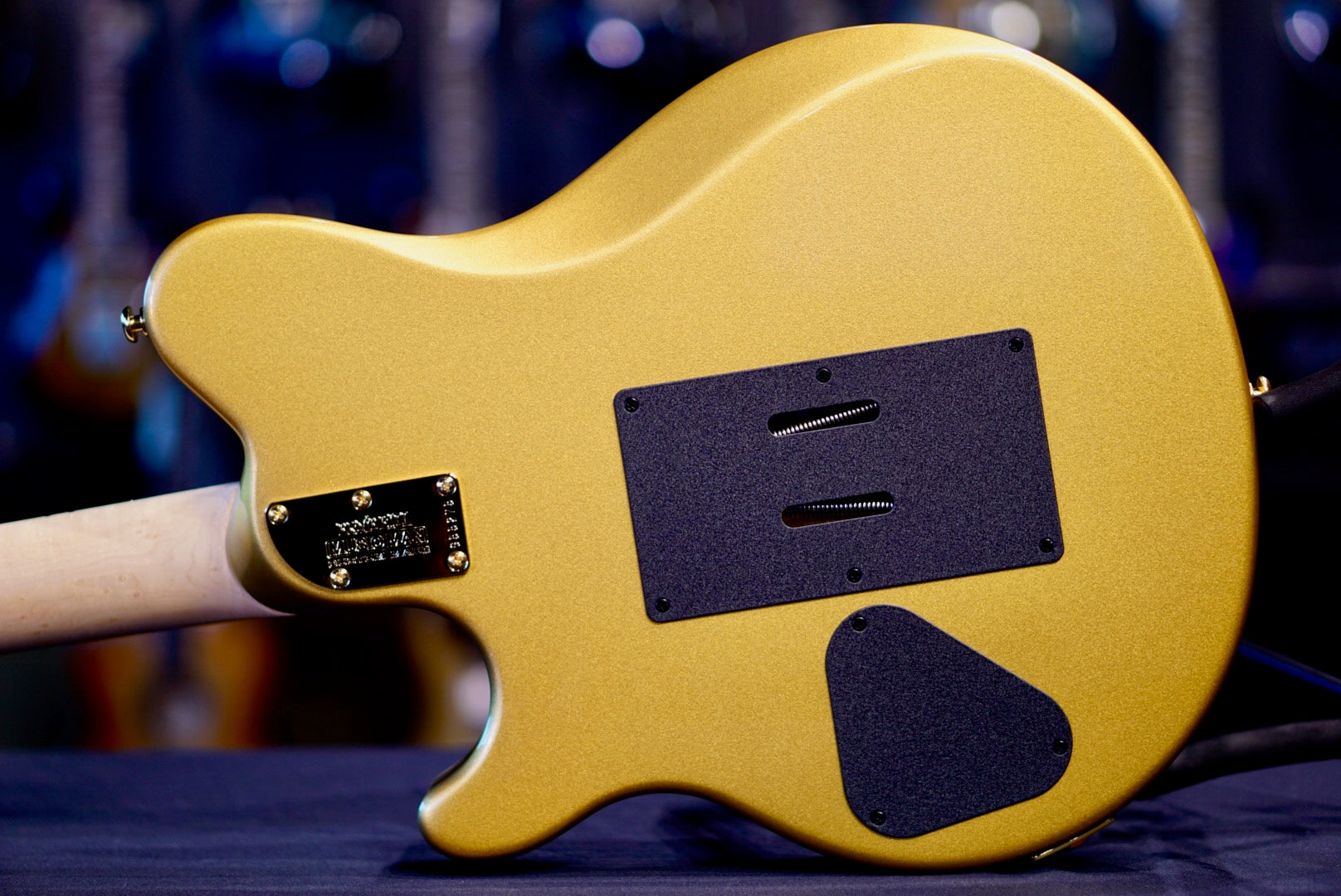 Ernie Ball Music Man Axis Natural One Piece Quilt Gold Package G55275 (Copy)