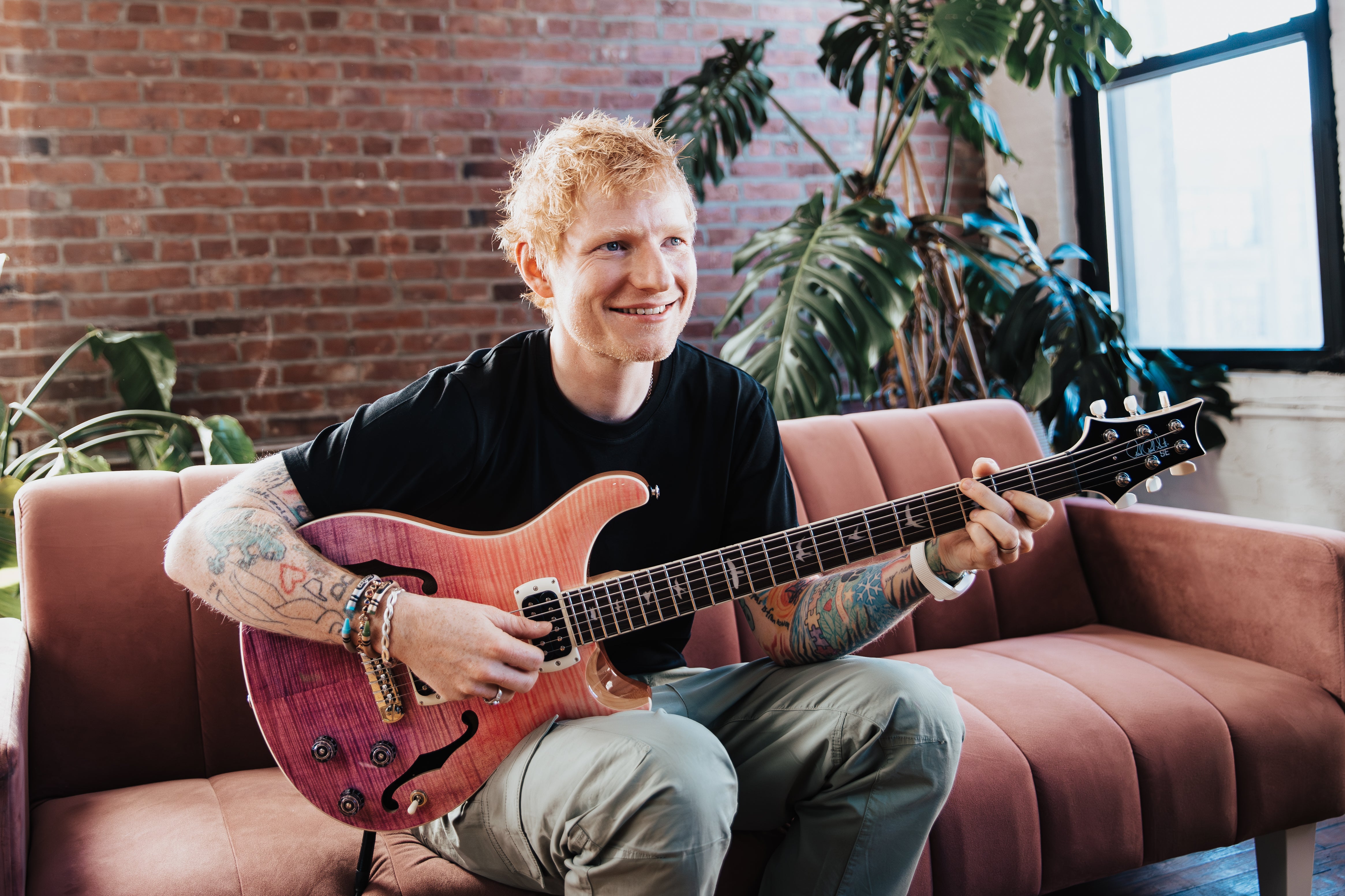 PRS SE Ed Sheeran Hollowbody I Baritone Piezo Pink Purple Fade